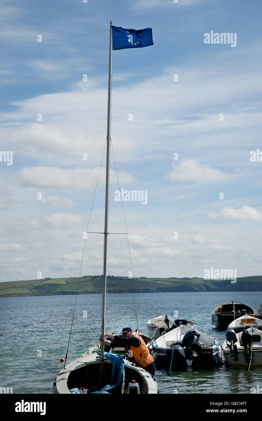 Cornwall Juni 2016. Hafen Scatho. Beiboot unter europäischer Flagge entfernt am Tag der Volksabstimmung über EU Segeln wird vorbereitet Stockfoto