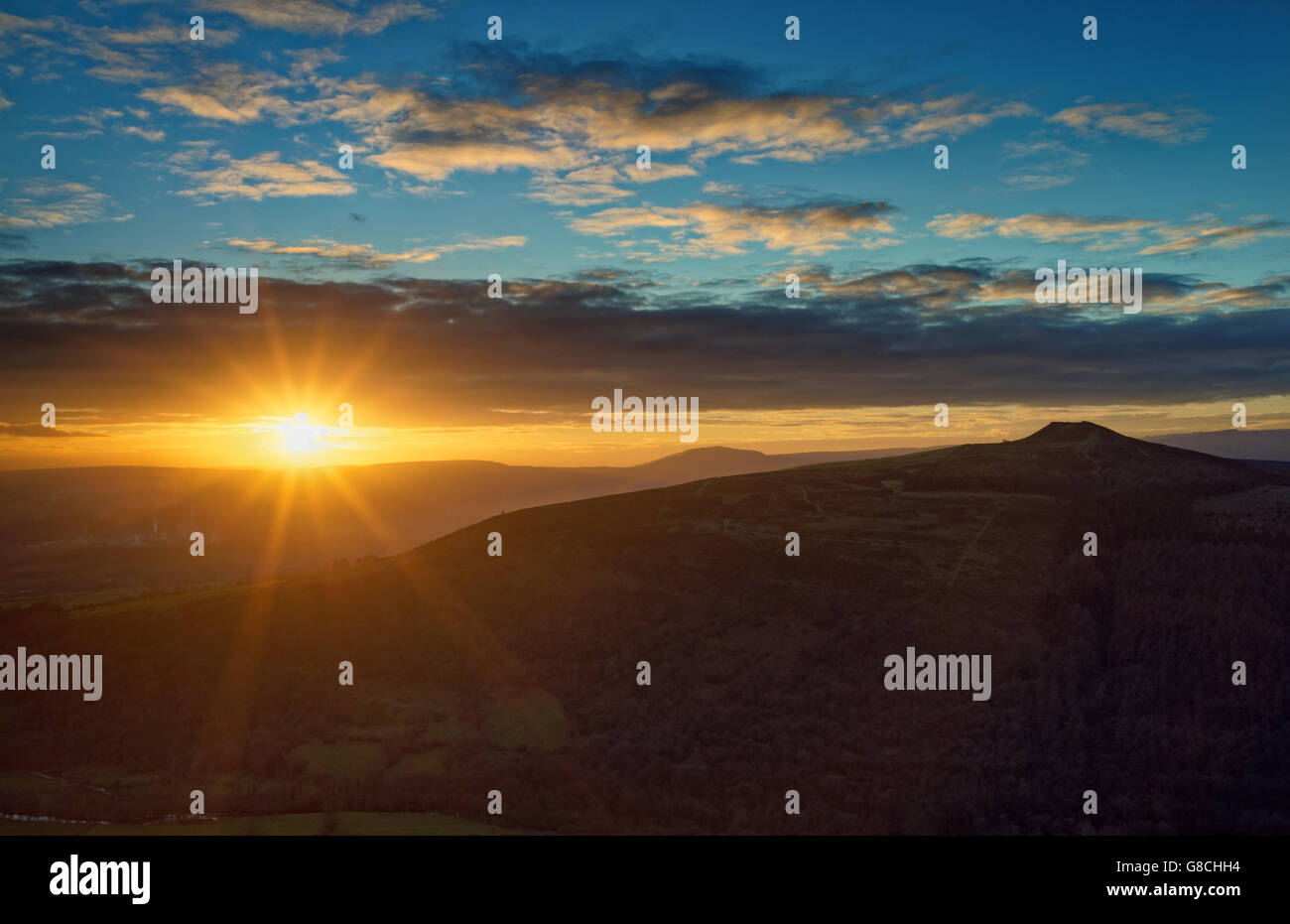 Großbritannien, Derbyshire, Peak District, Sonnenuntergang über Bamford Edge und Hope Valley. Stockfoto