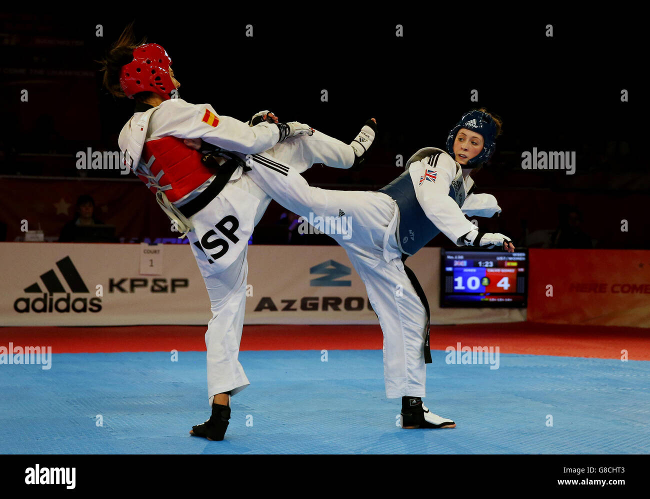Die britische Jade Jones (rechts) im Einsatz gegen die spanische Eva Calvo Gomez während des Finalmatches der Frauen -57 am zweiten Tag der WTF-Taekwondo-Weltmeisterschaften in der Manchester Regional Arena. Stockfoto