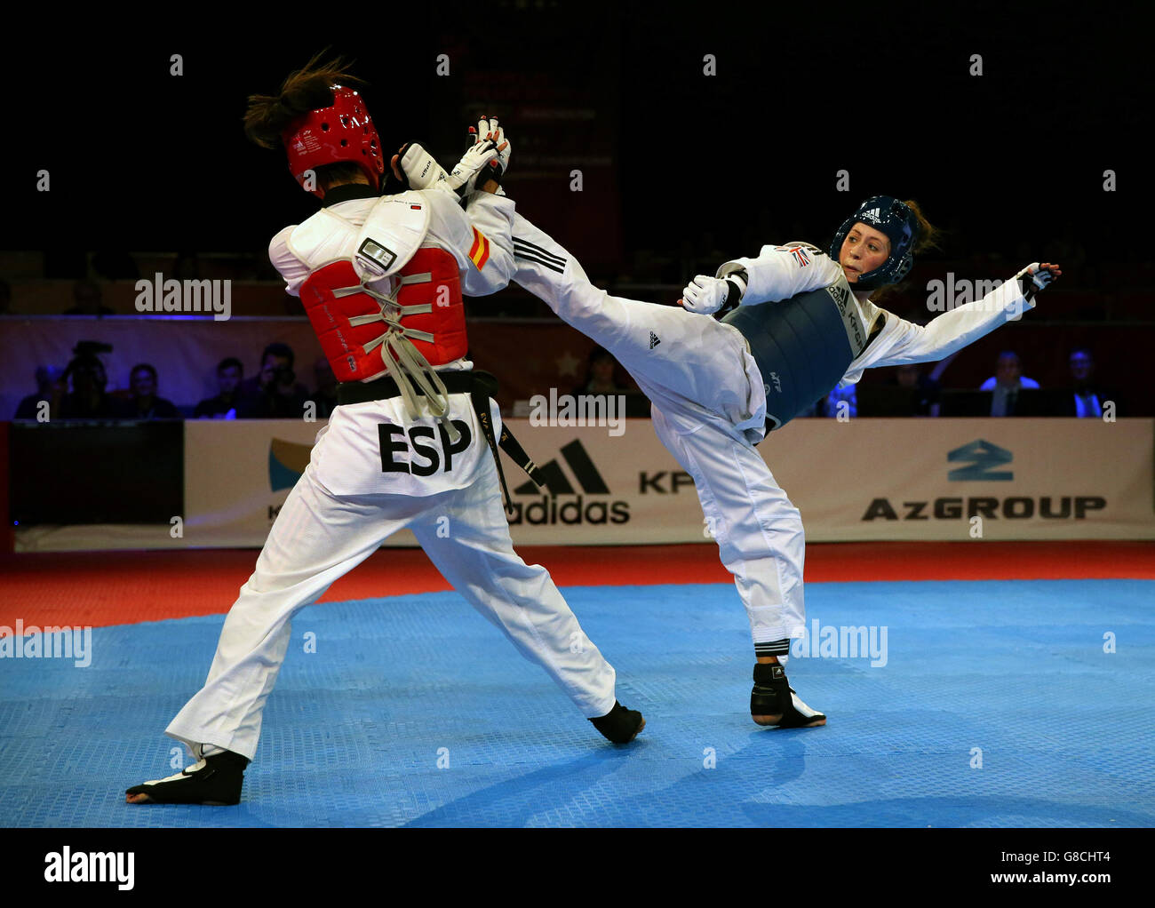 Die britische Jade Jones (rechts) im Einsatz gegen die spanische Eva Calvo Gomez während des Finalmatches der Frauen -57 am zweiten Tag der WTF-Taekwondo-Weltmeisterschaften in der Manchester Regional Arena. Stockfoto