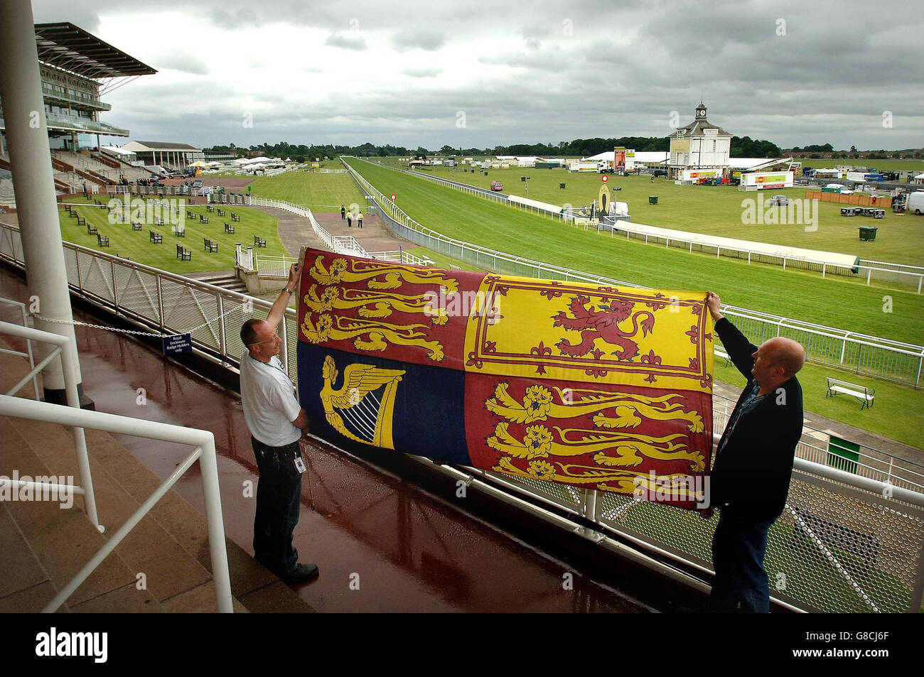 Die Vorbereitung des Royal Standard für den großen Tag, da die Mitarbeiter der York Racecourse die letzten Vorbereitungen für das Royal Ascot Meeting treffen, das morgen beginnt, wenn die königliche Flagge über den Kurs für das fünftägige Treffen fliegen wird, an dem die britische Königin Elizabeth II. Teilnimmt Stockfoto