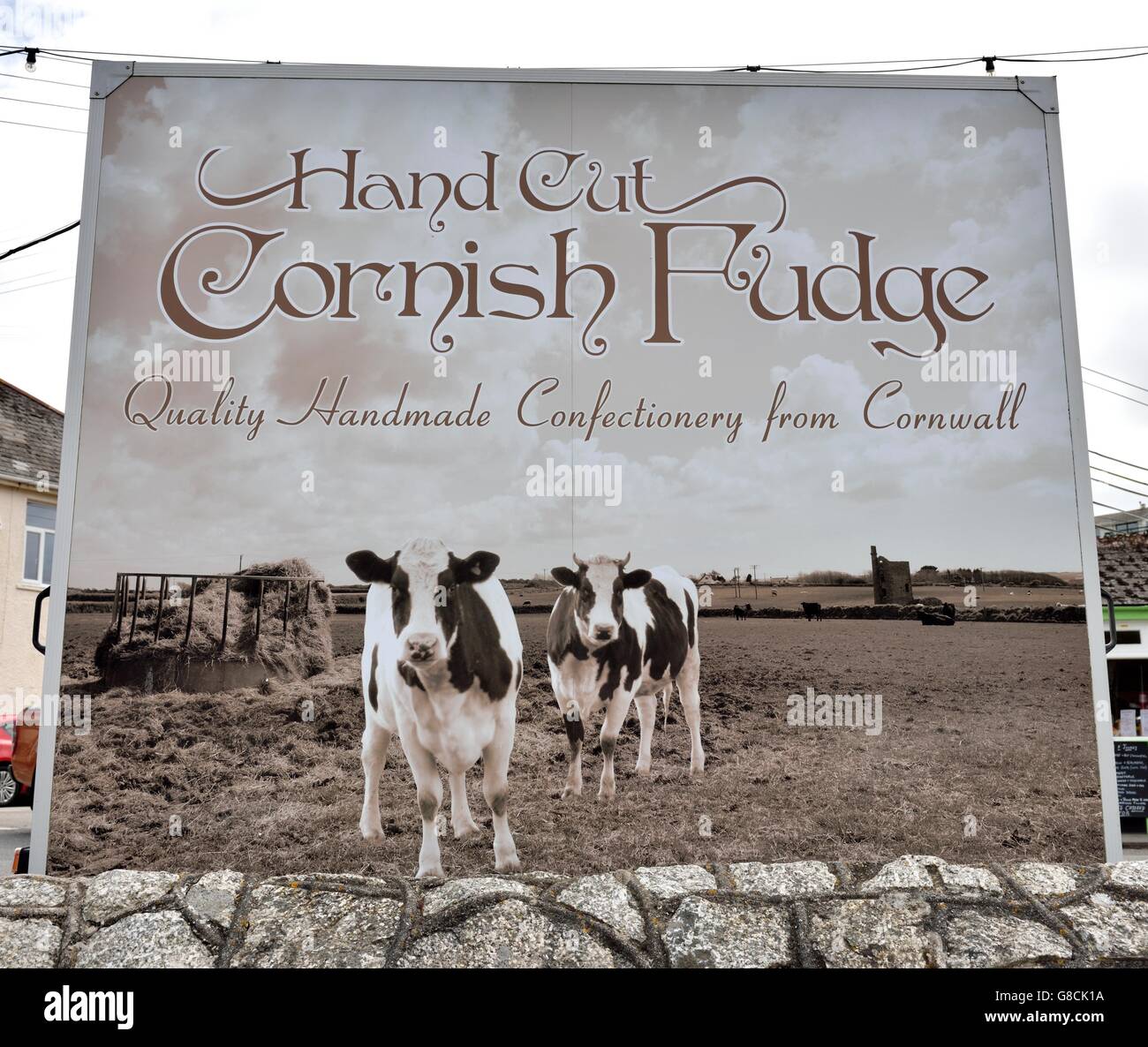 Hand geschnitten kornisches Fudge Werbetafel Porthleven England UK Stockfoto