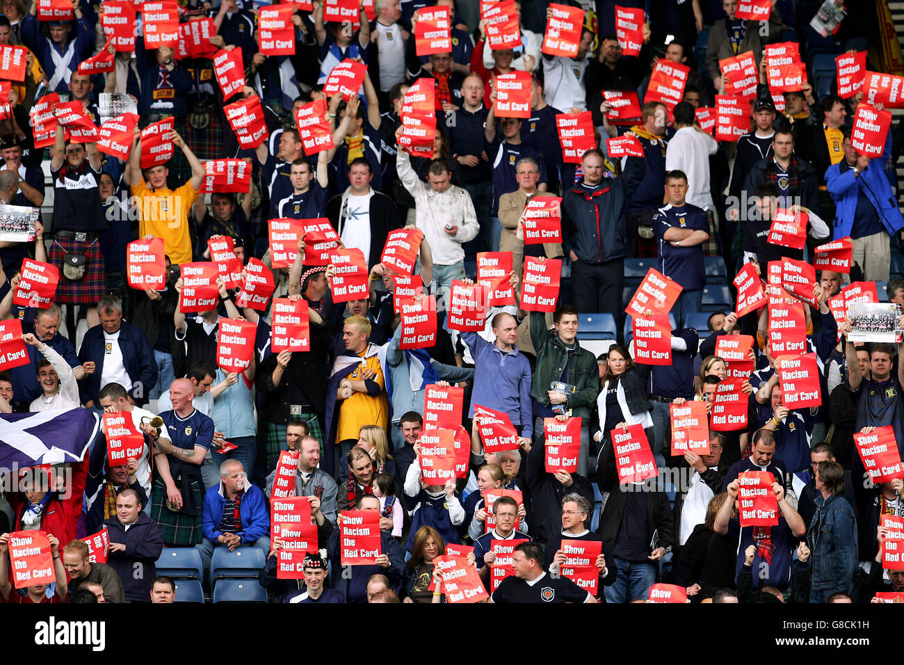 Fußball - FIFA Fußball-Weltmeisterschaft 2006 Qualifikation - Gruppe fünf - Schottland / Moldawien - Hampden Park. Schottlands Fans halten Anti-Rassismus-Karten hoch Stockfoto