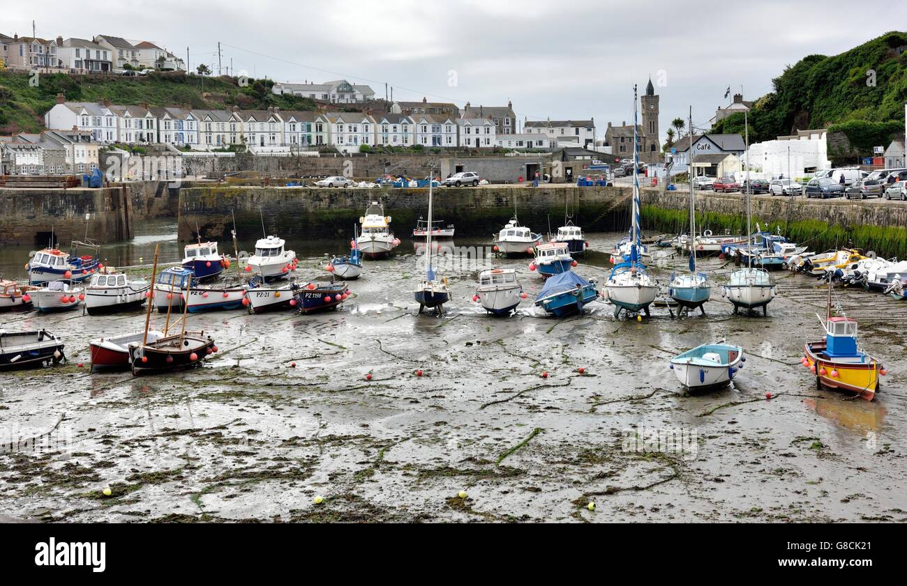 Boote im Hafen von Porthleven bei Ebbe Cornwall England UK Stockfoto