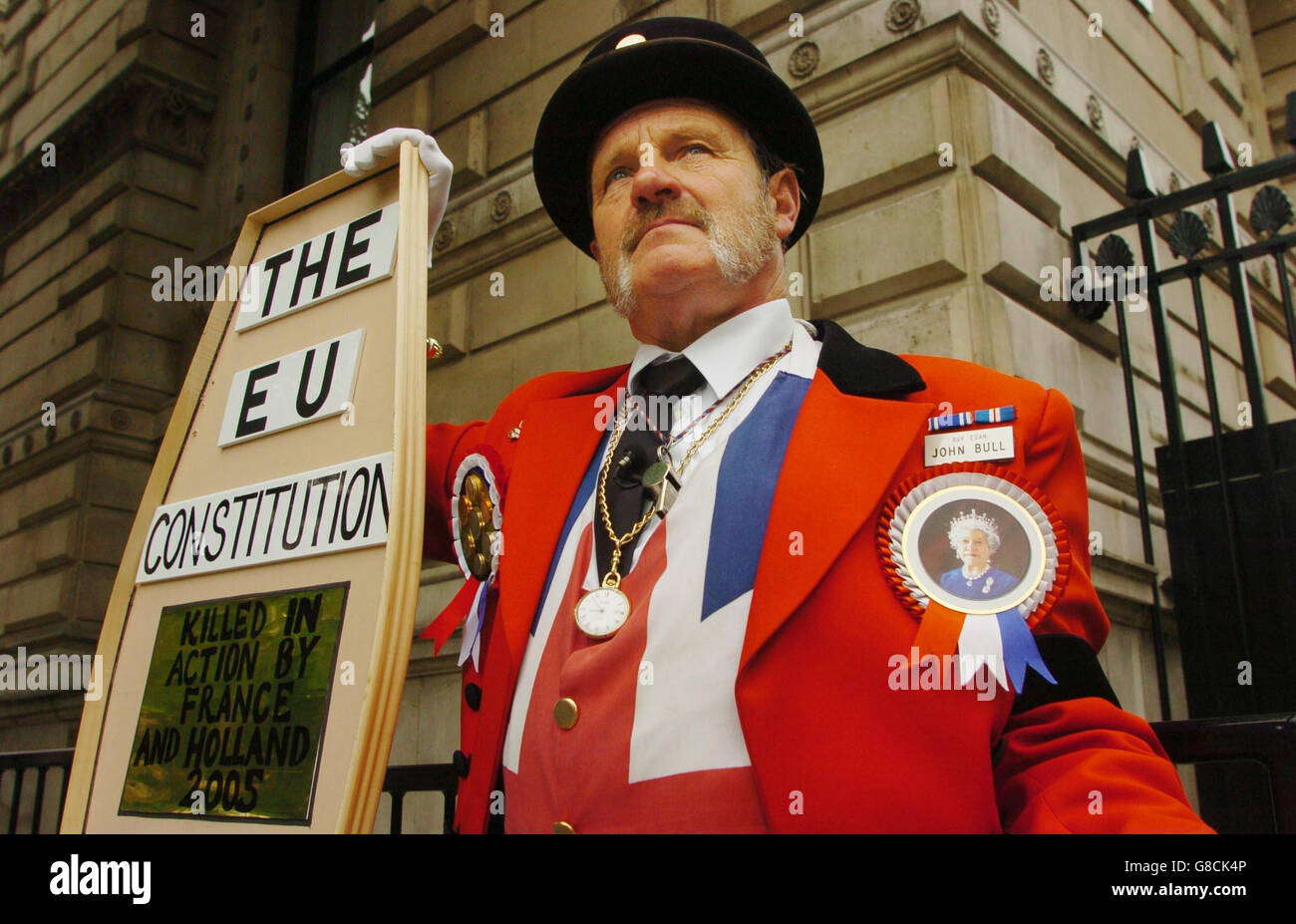 John Bull hält einen Sargdeckel, der besagt, dass die Verfassung der Europäischen Union „tot und begraben“ ist. Stockfoto