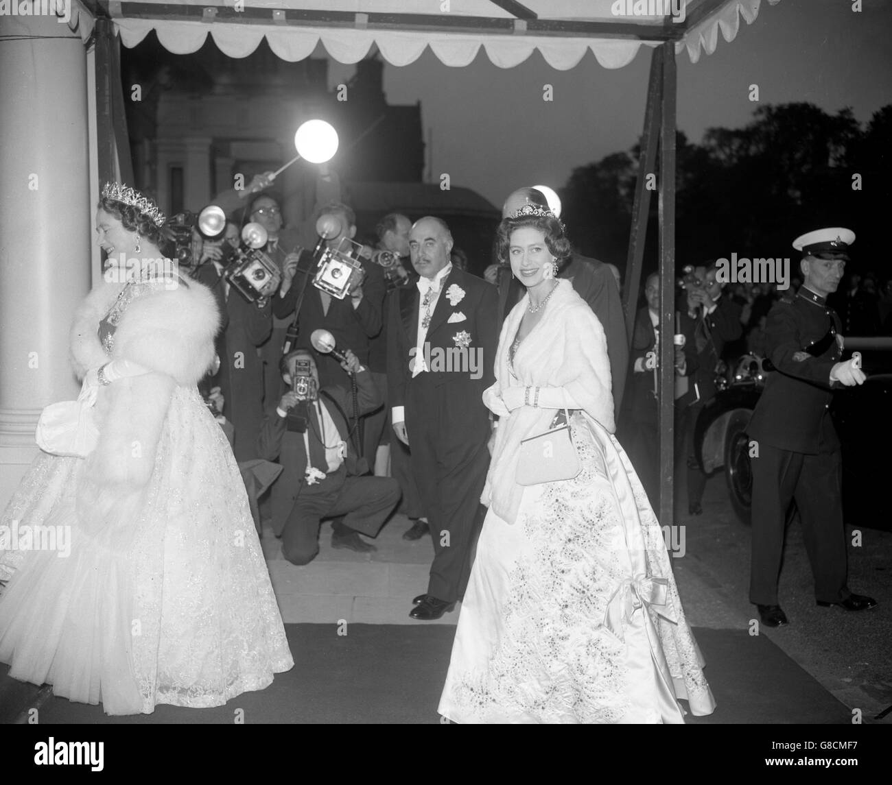 Lächelnde Prinzessin Margaret kommt an der iranischen Botschaft in Princes Gate, Kensington, London, um an dem Bankett teilzunehmen, das Königin Elizabeth II. Und Prinz Philip, Herzog von Edinburgh, vom Schah des Iran, der sich auf einem Staatsbesuch in Großbritannien befindet, gegeben wurde. Stockfoto