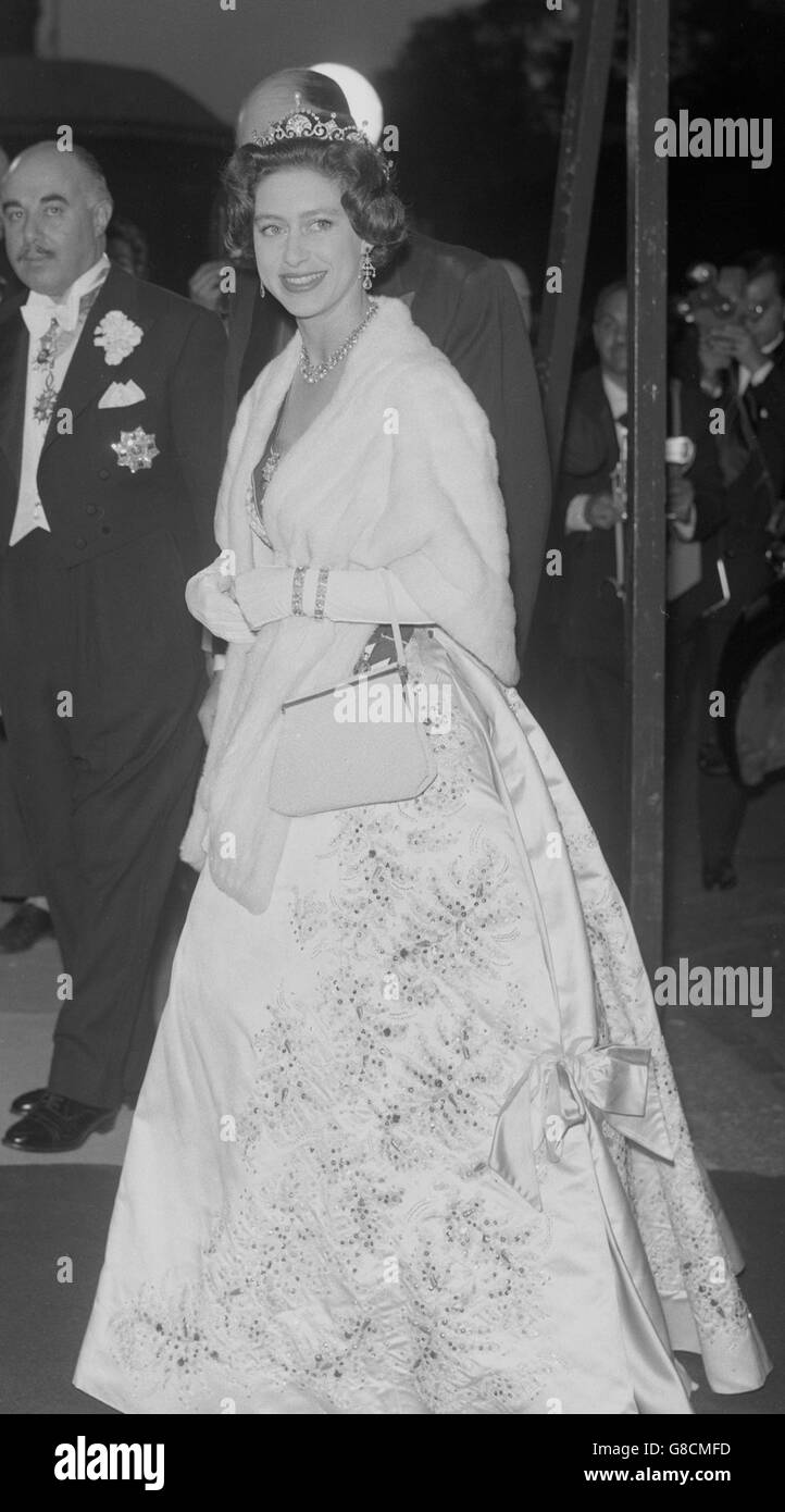 Lächelnde Prinzessin Margaret kommt an der iranischen Botschaft in Princes Gate, Kensington, London, um an dem Bankett teilzunehmen, das Königin Elizabeth II. Und Prinz Philip, Herzog von Edinburgh, vom Schah des Iran, der sich auf einem Staatsbesuch in Großbritannien befindet, gegeben wurde. Stockfoto