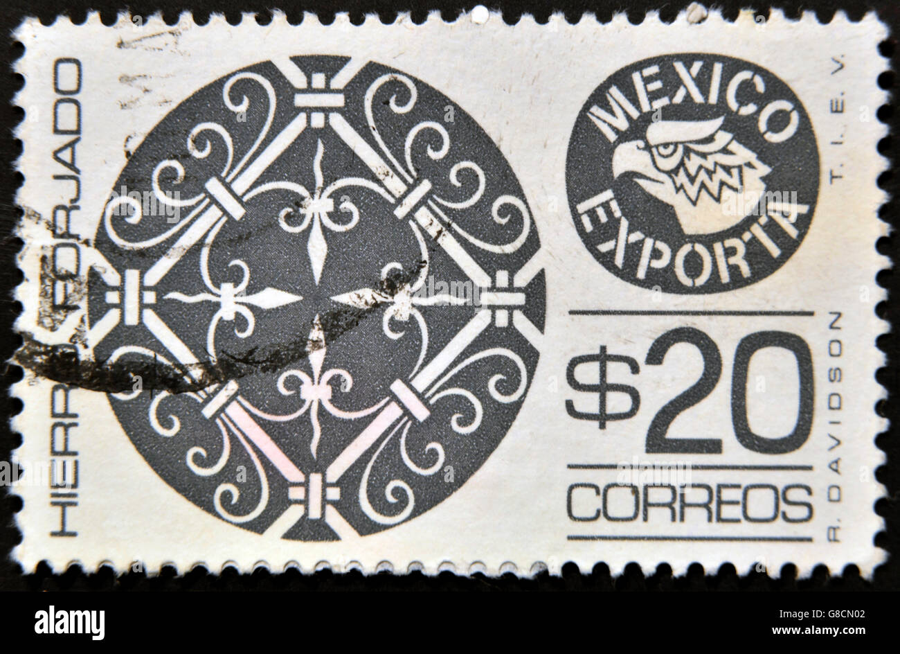 Mexiko - ca. 1975: Eine Briefmarke gedruckt in Mexiko zeigt filigrane Schmiedearbeiten mit den Worten Hierro Forjado Mexiko Exporta, ca. 1975. Stockfoto