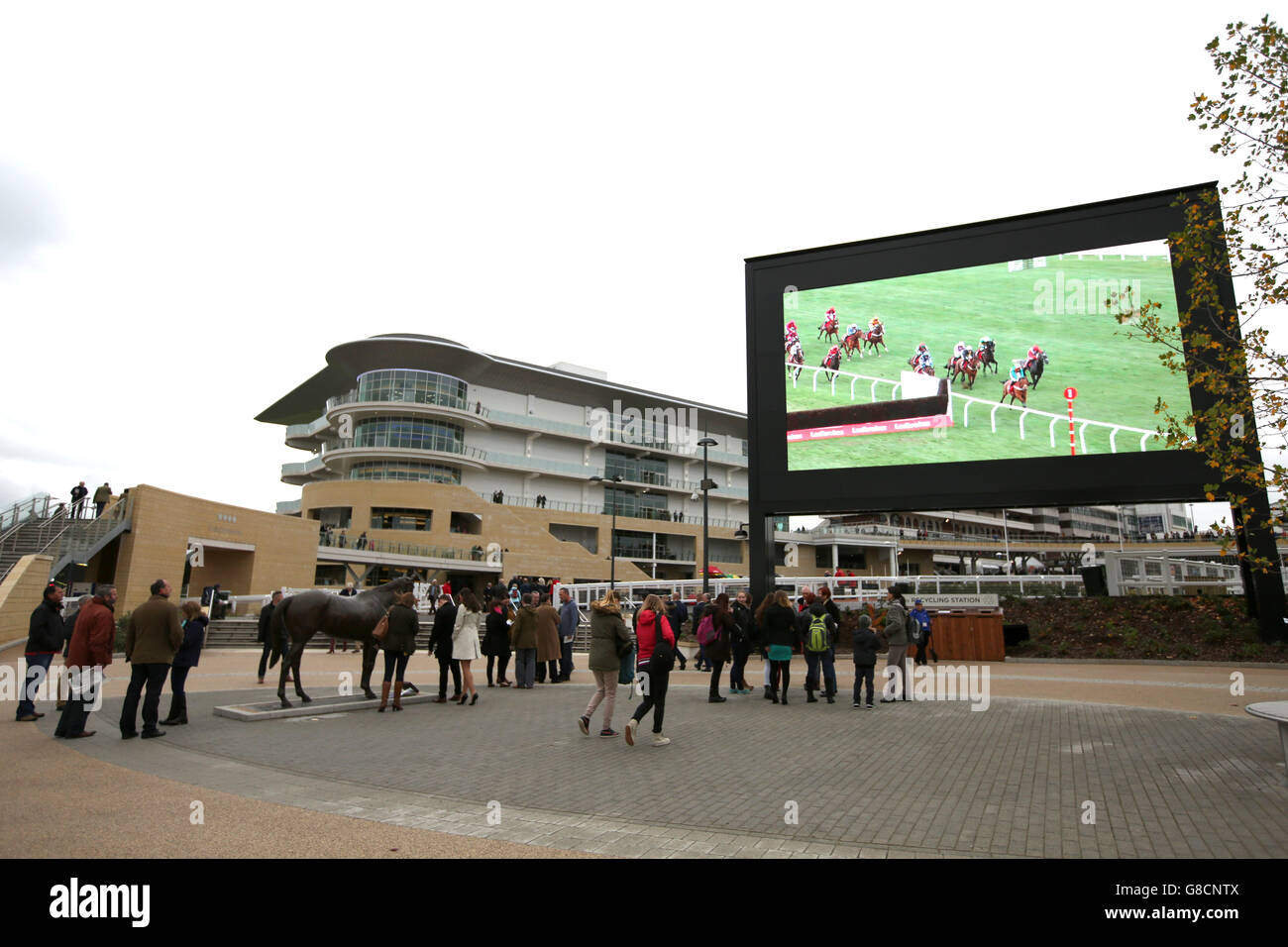 Pferderennen - The Showcase - Tag Zwei - Cheltenham Racecourse. Eine allgemeine Ansicht der riesigen Leinwand auf der Cheltenham Rennbahn Stockfoto