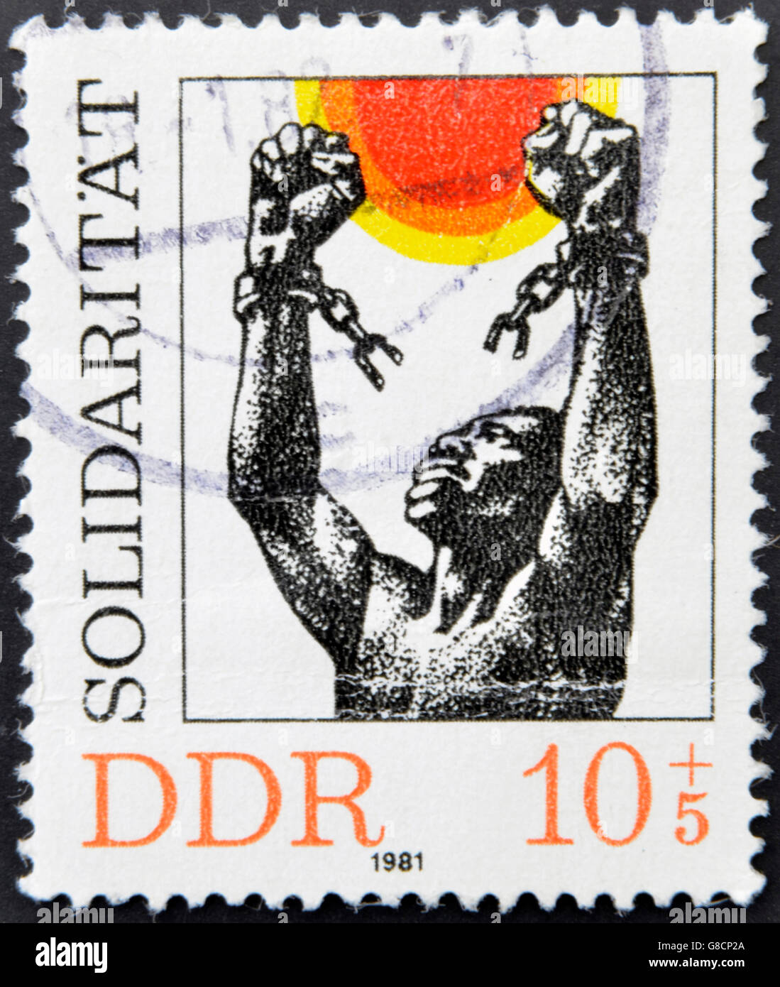 Deutschland (DDR) - ca. 1981: Eine Briefmarke gedruckt in Deutschland, internationale Solidarität gewidmet zeigt einen schwarzen Mann brechen die cha Stockfoto