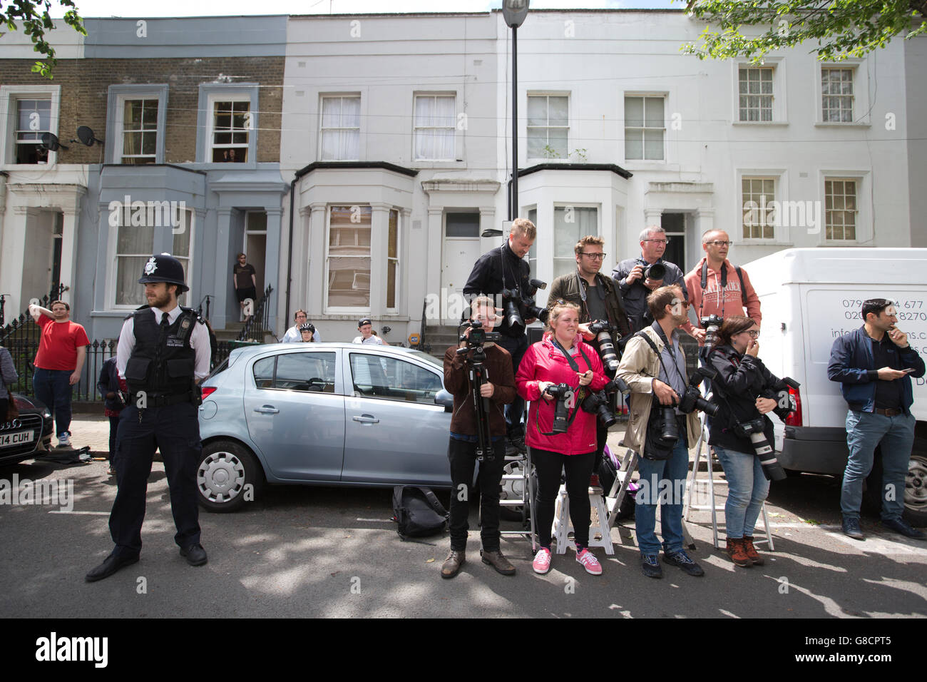 Presse warten außerhalb der Heimat Jeremy Corbyn, Führer der Labour Party in Großbritannien als Schattenkabinett Mitglieder Nachfrage seinen Rücktritt Stockfoto