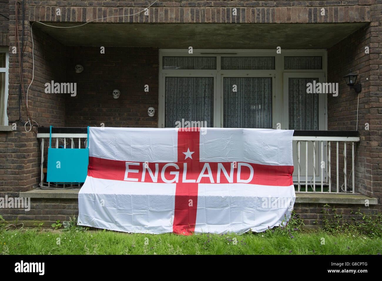 St-Goerge's Cross (Kreuz des St. George) Flagge außerhalb eines Wohn-Wohnung Block, London, England, UK Stockfoto