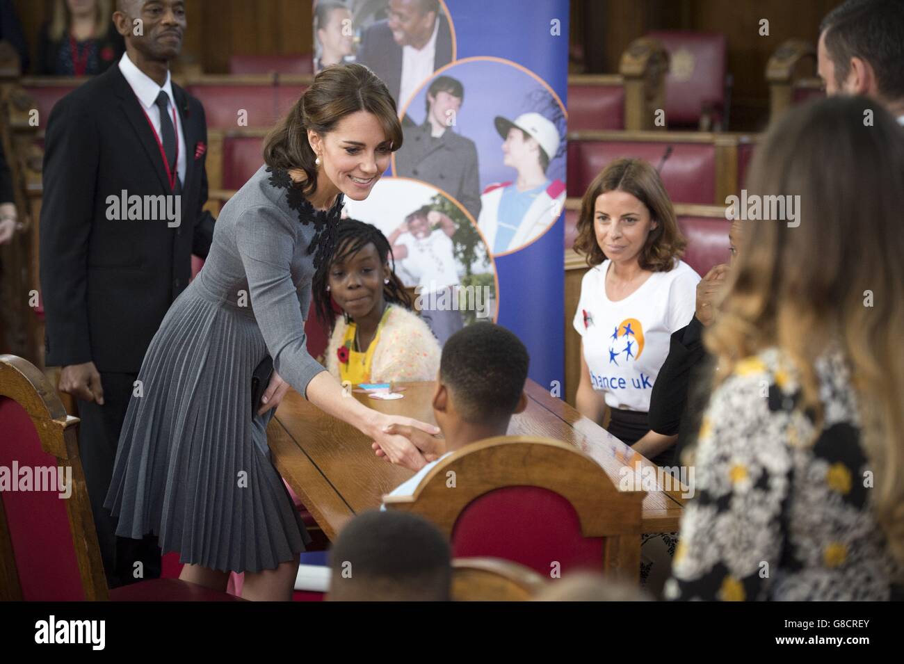 Die Herzogin von Cambridge spricht mit Kindern aus dem frühen Interventionsprogramm von Chance UK im Islington Town Hall im Norden Londons. Stockfoto