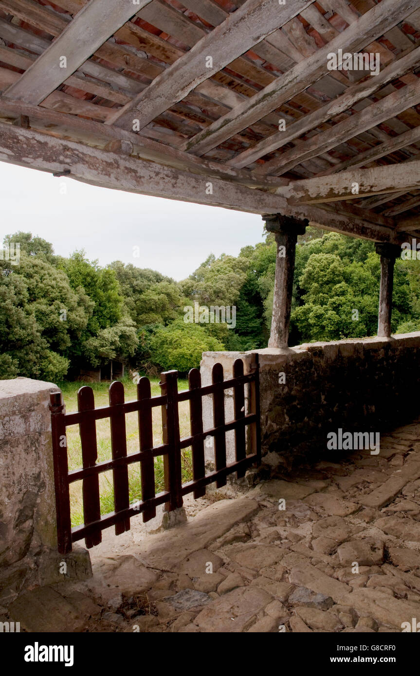 Säulenhalle des San Emeterio Kapelle. Pimiango, Asturien, Spanien. Stockfoto