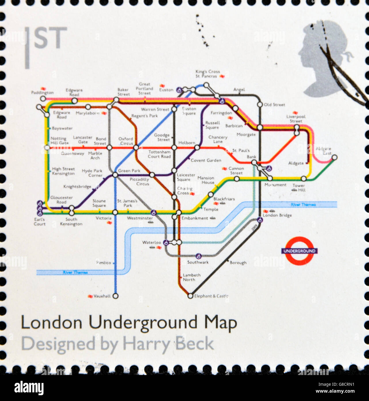 Vereinigtes Königreich - CIRCA 2009: Eine Briefmarke gedruckt in Großbritannien Designklassiker widmet, zeigt London Underground Karte von Harr Stockfoto