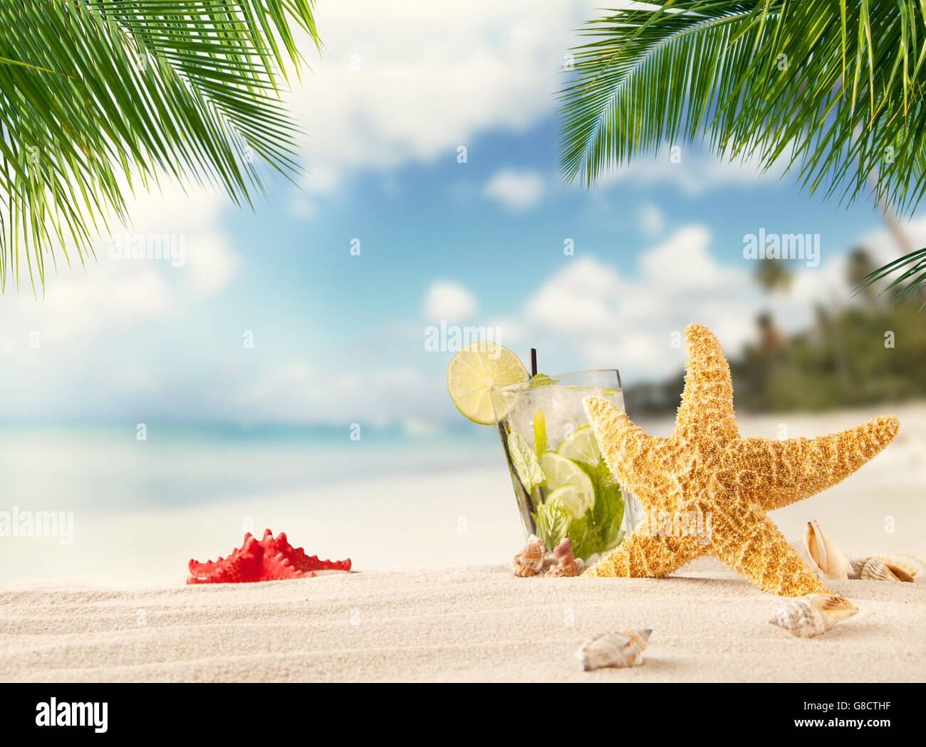 Sommer-cocktail mit Unschärfe Strand auf Hintergrund Stockfoto