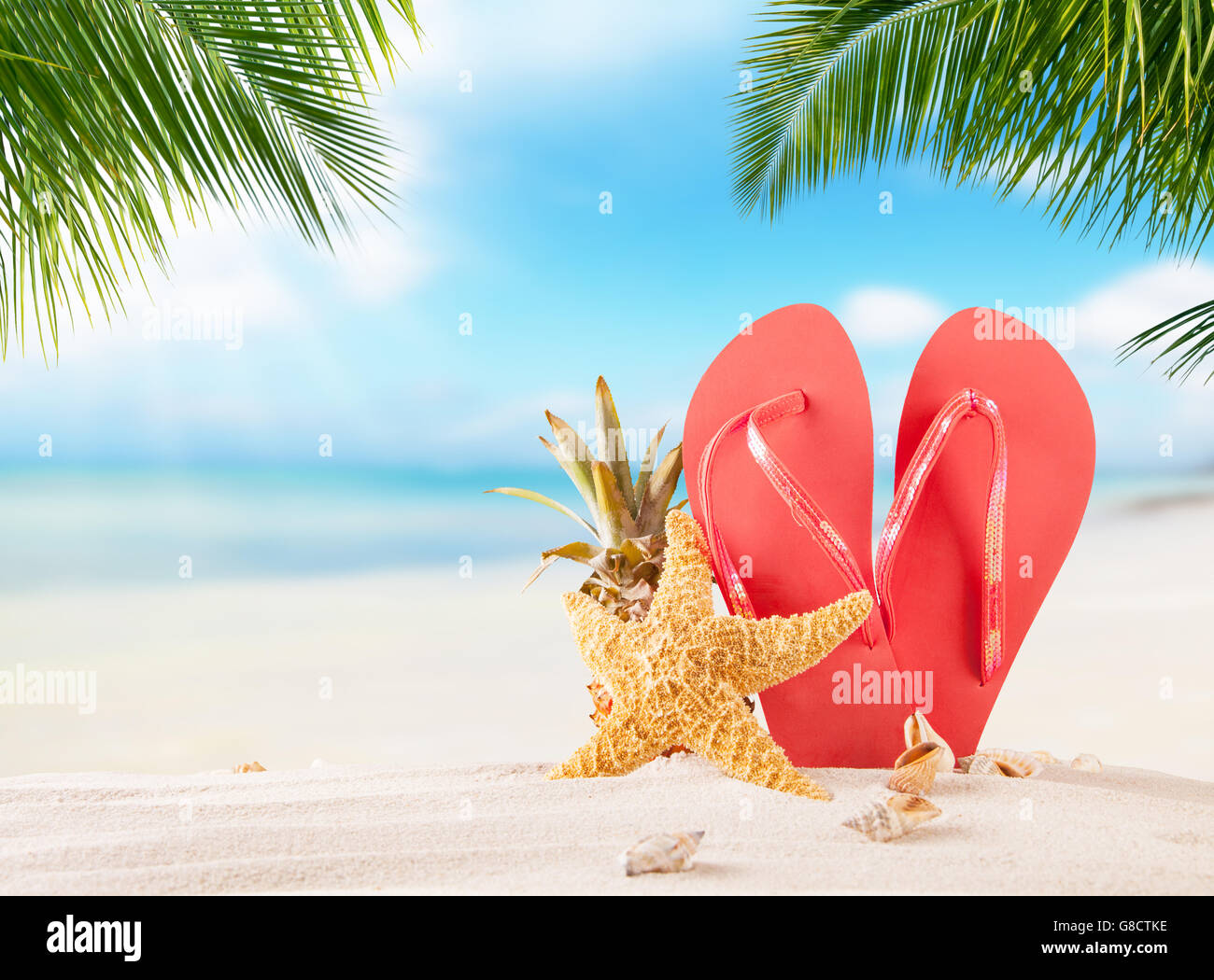 Sommer Flipflops am Sandstrand, Meer im Hintergrund verschwimmen. Sommer-exotische Entspannungs-Konzept Stockfoto