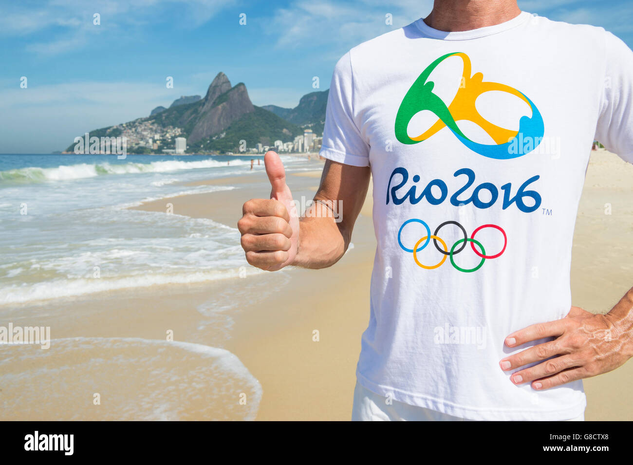 RIO DE JANEIRO - 10. März 2016: Mann trägt die offizielle Rio 2016 Souvenir T-shirt steht am Strand von Ipanema Strand. Stockfoto