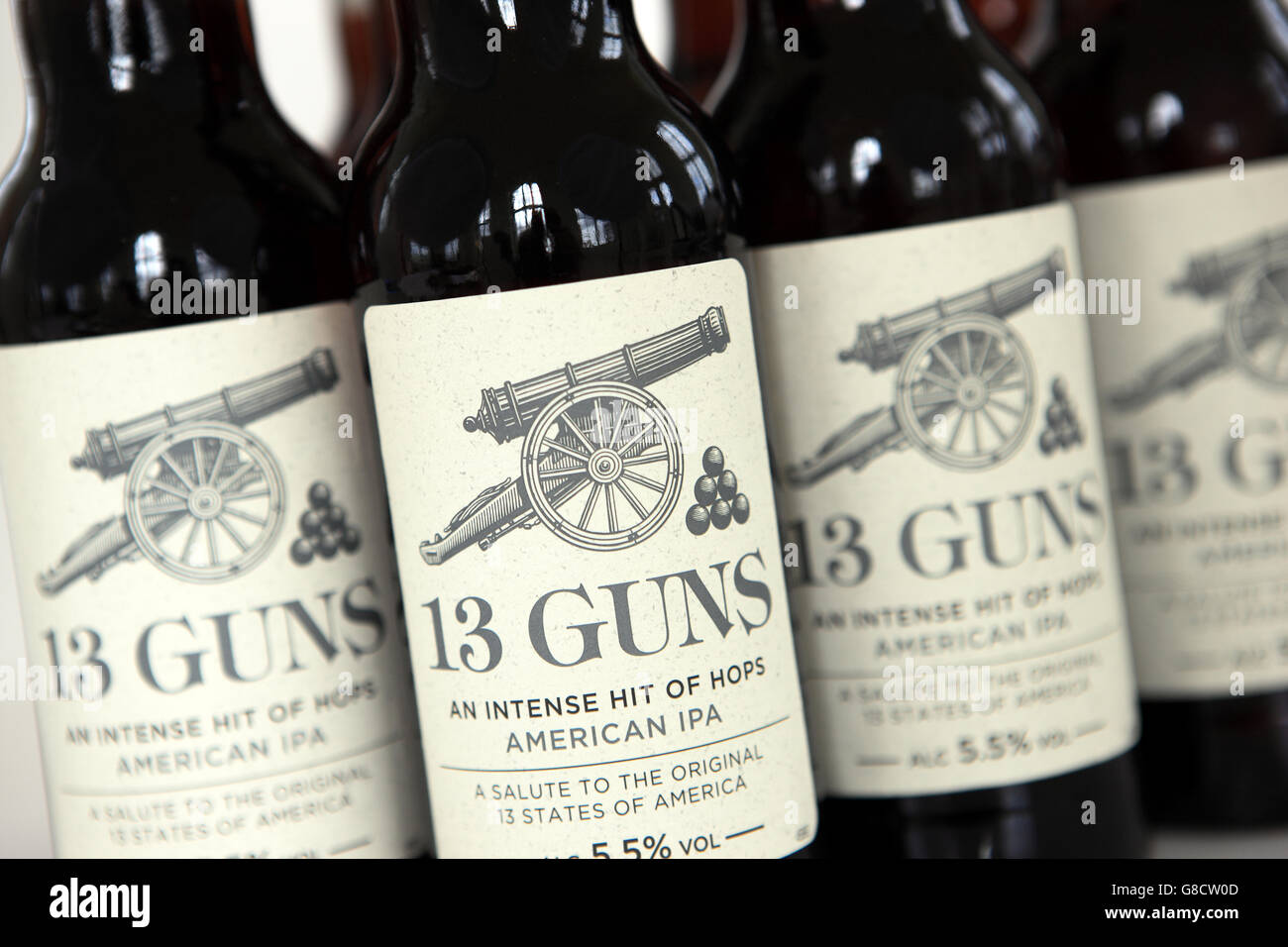 Flaschen von 13 Guns American style IPA gebraut in Lancashire, England Stockfoto