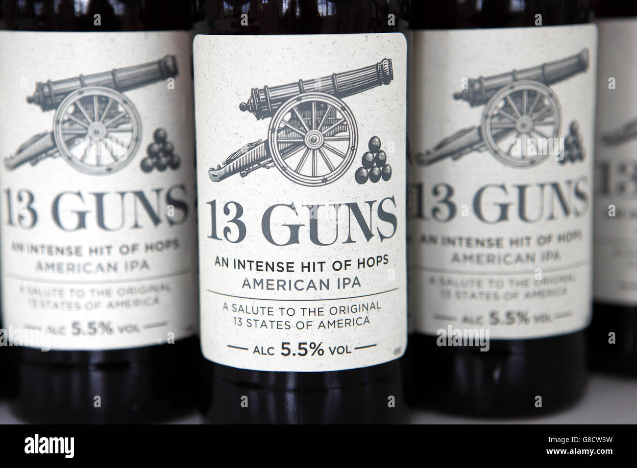 Flaschen von 13 Guns American style IPA gebraut in Lancashire, England Stockfoto