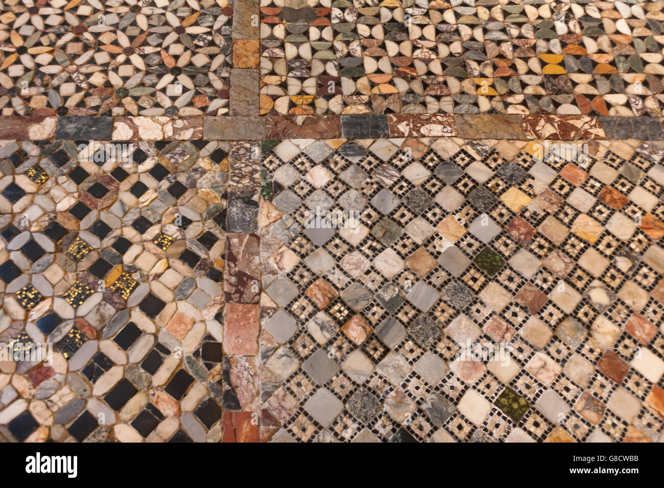 Cattedrale di Santa Maria Assunta, Torcello, venezianische Lagune, Italien: die feinen Marmorboden des Kirchenschiffs Stockfoto