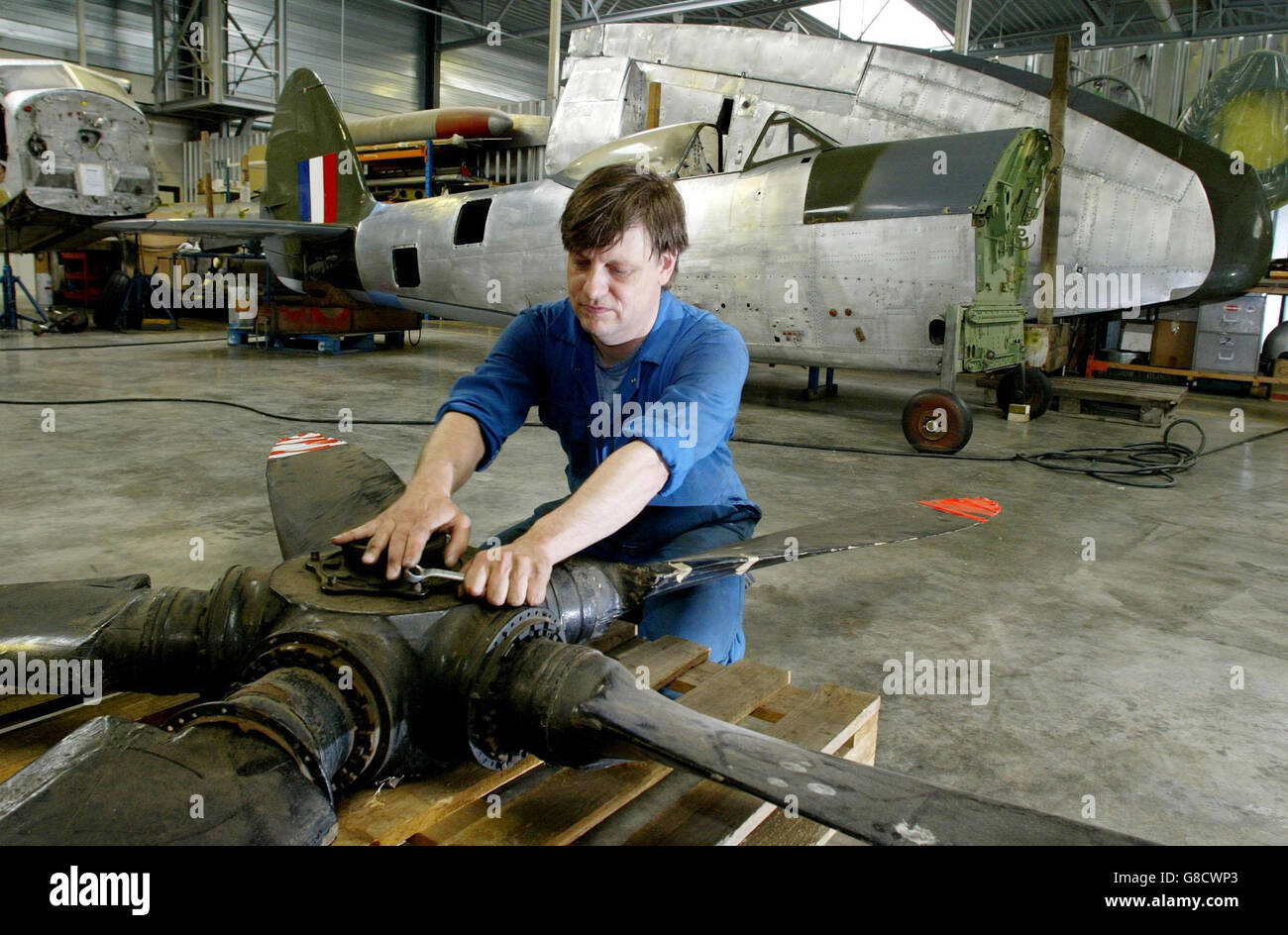 Mike Terry, Restaurierungsingenieur bei der Aircraft Restoration Company, bereitet eine MK vor. 22 Spitfire für eine Ausstellung im Science Museum in London. Stockfoto