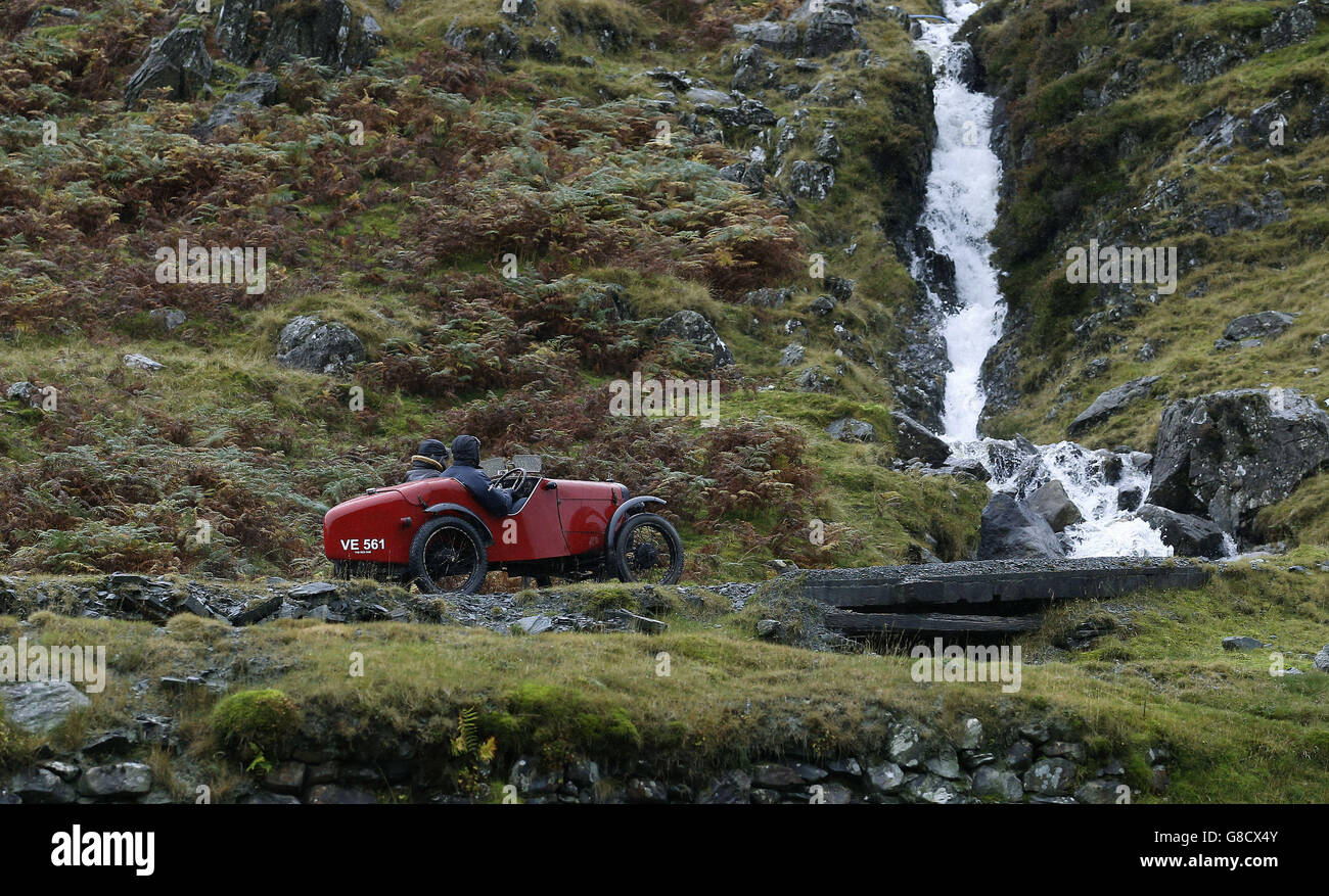 Ein Jahrgang 1935 Austin Ulster 7 wird die Steinbruchstraße bei der Honister Slate Mine in Borrowdale, Keswick, Cumbria hinauf gefahren, da er an der jährlichen Lakeland Trials Oldtimer Rallye teilnimmt. Stockfoto