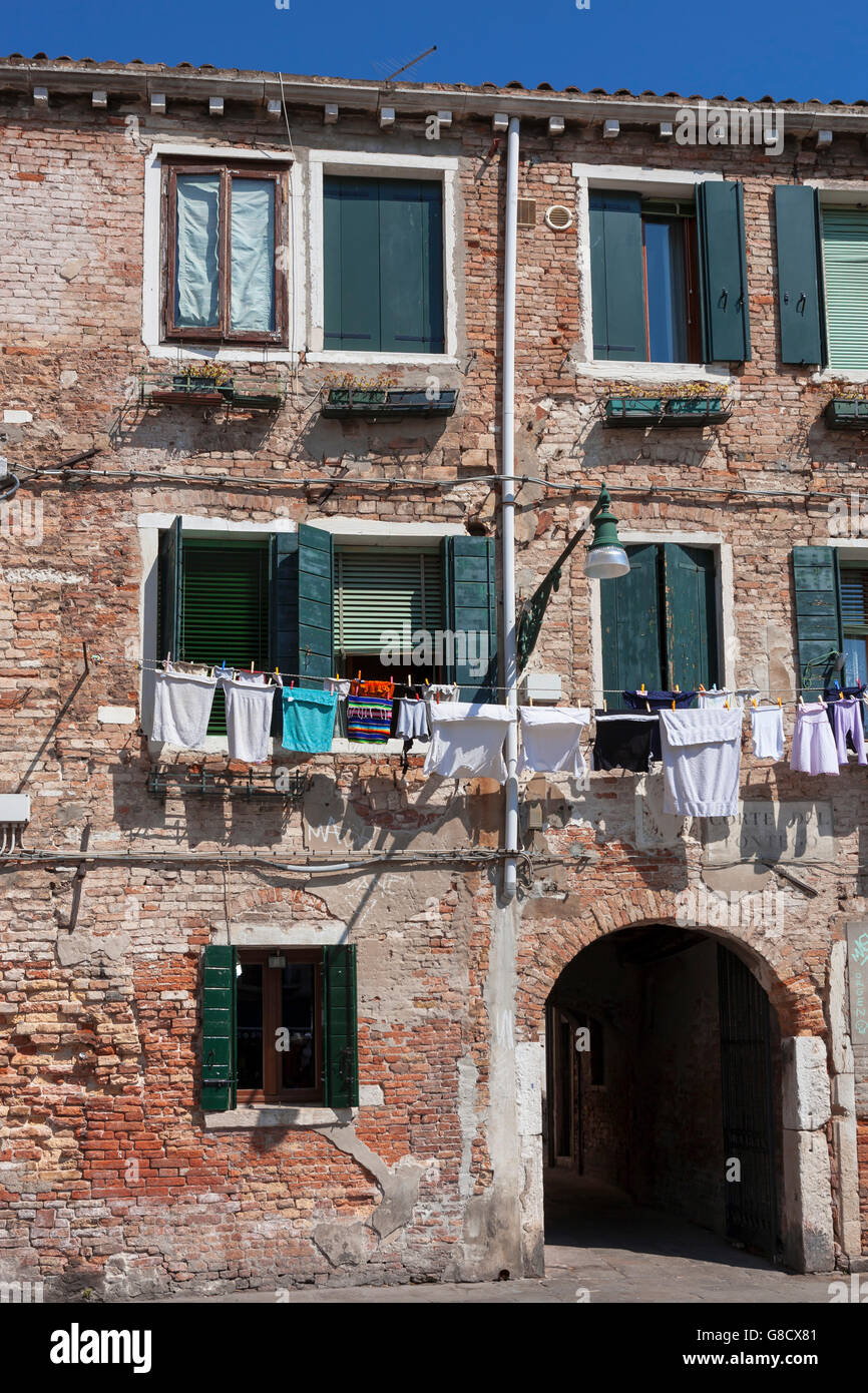 Wäsche aufhängen auf der Vorderseite des alten Mietshäusern, Campo Santa Margherita, Dorsoduro, Venedig, Italien Stockfoto