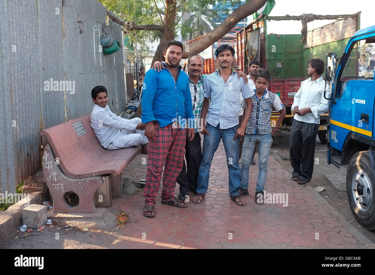 Lkw-Fahrer stellen für ein Portrait in Bandra Kurla Komplex, Mumbai, Indien Stockfoto