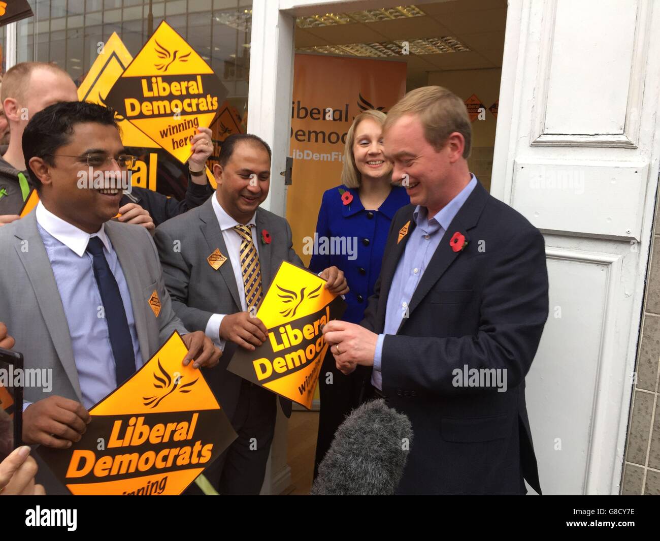 Der liberale Demokrat Tim Farron (rechts) verlässt das Hauptquartier des Parteifeldzugs im Stadtzentrum von Oldham, im Großraum Manchester, nachdem er eine Rede gehalten hat, um den Nachwahlkampf der Kandidatin Jane Brophy (zweite rechts) im Wahlkreis zu starten. Stockfoto