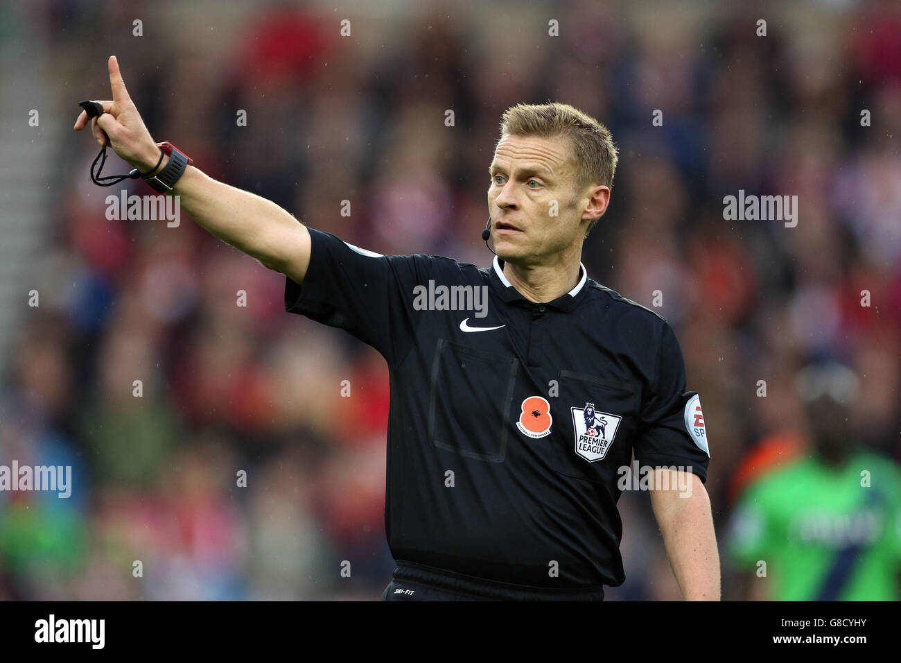 Schiedsrichter Mike Jones trägt einen Mohn während des Barclays Premier League-Spiels im Stadium of Light, Sunderland. Stockfoto