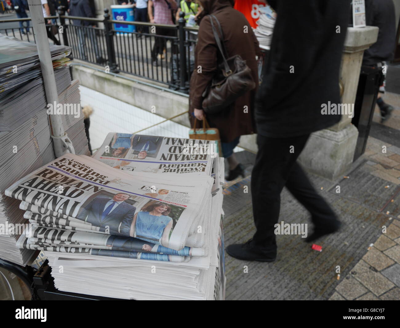 Oxford Street London Abend standard Zeitungen mit "Voraus bleiben" Schlagzeile in Brexit-referendum Stockfoto