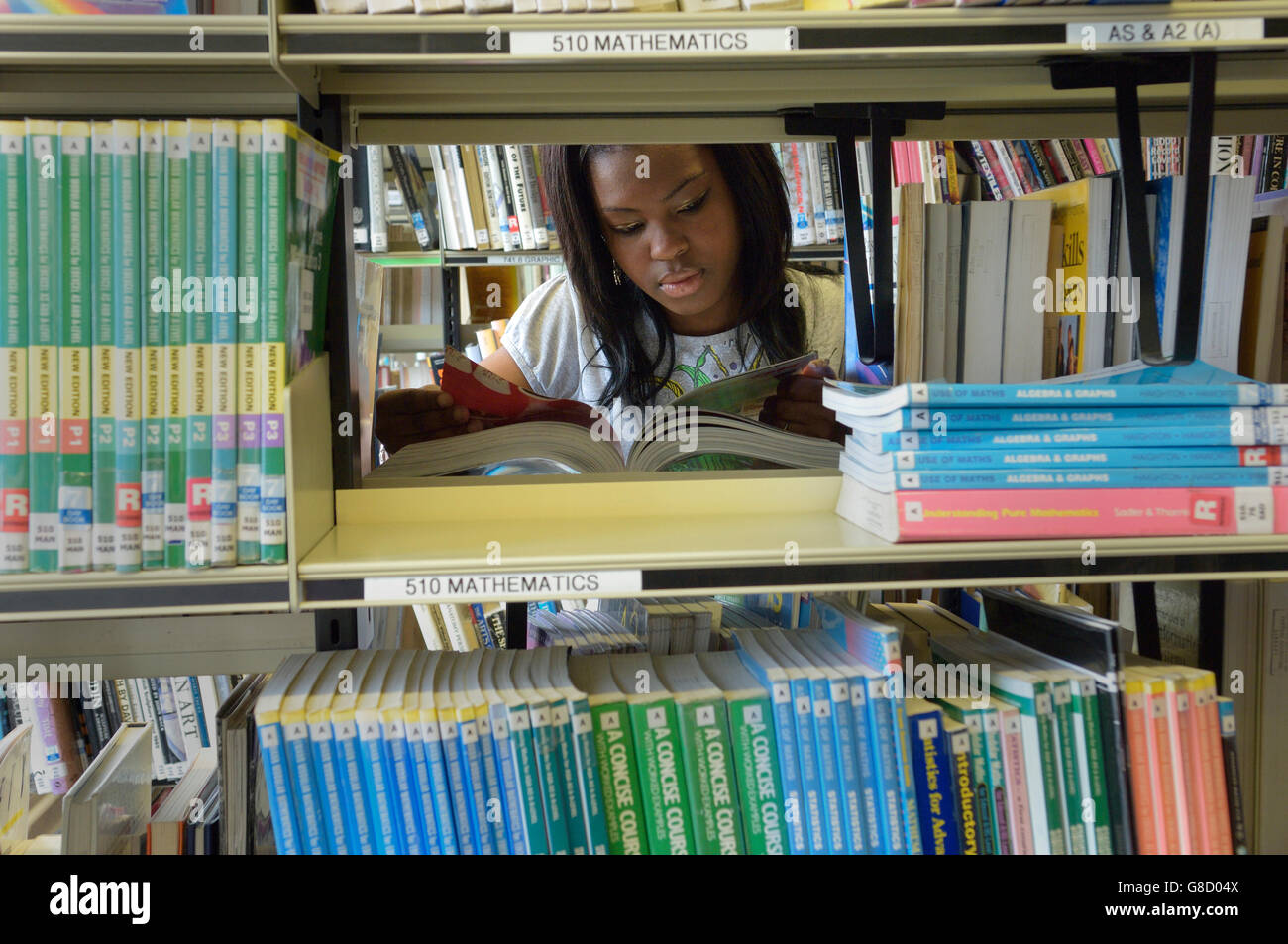 Studentin in der Schulbibliothek surfen. England. UK Stockfoto
