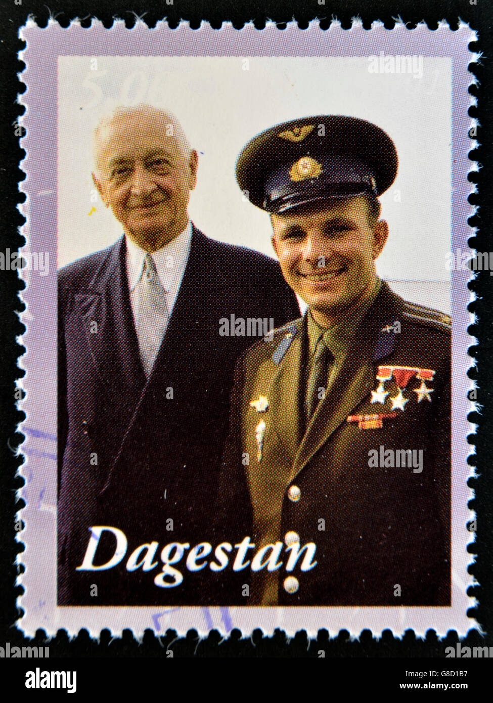 DAGESTAN - ca. 2001: Eine Briefmarke gedruckt in Republik Dagestan zeigt Yuri Gagarin - erste Mensch im Weltall, ca. 2001 Stockfoto