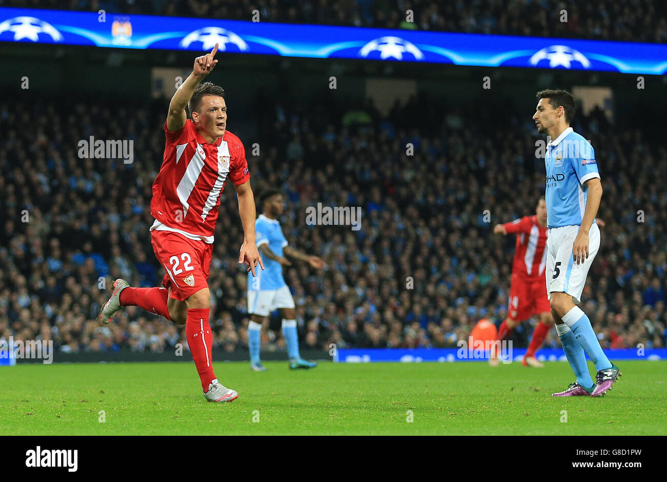 Sevillas Yevhen Konoplyanka (links) feiert das erste Tor seiner Spielseite gegen Manchester City. Stockfoto