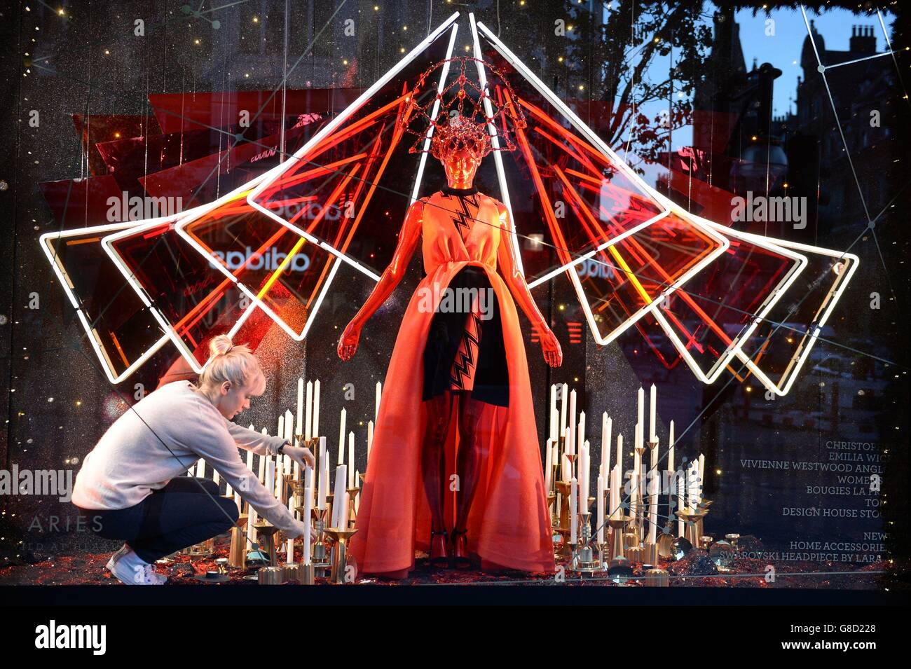 Den letzten Schliff erhalten die Weihnachtsfenster im Londoner Kaufhaus Selfridges, die mit dem Thema Astrologie enthüllt werden. Stockfoto