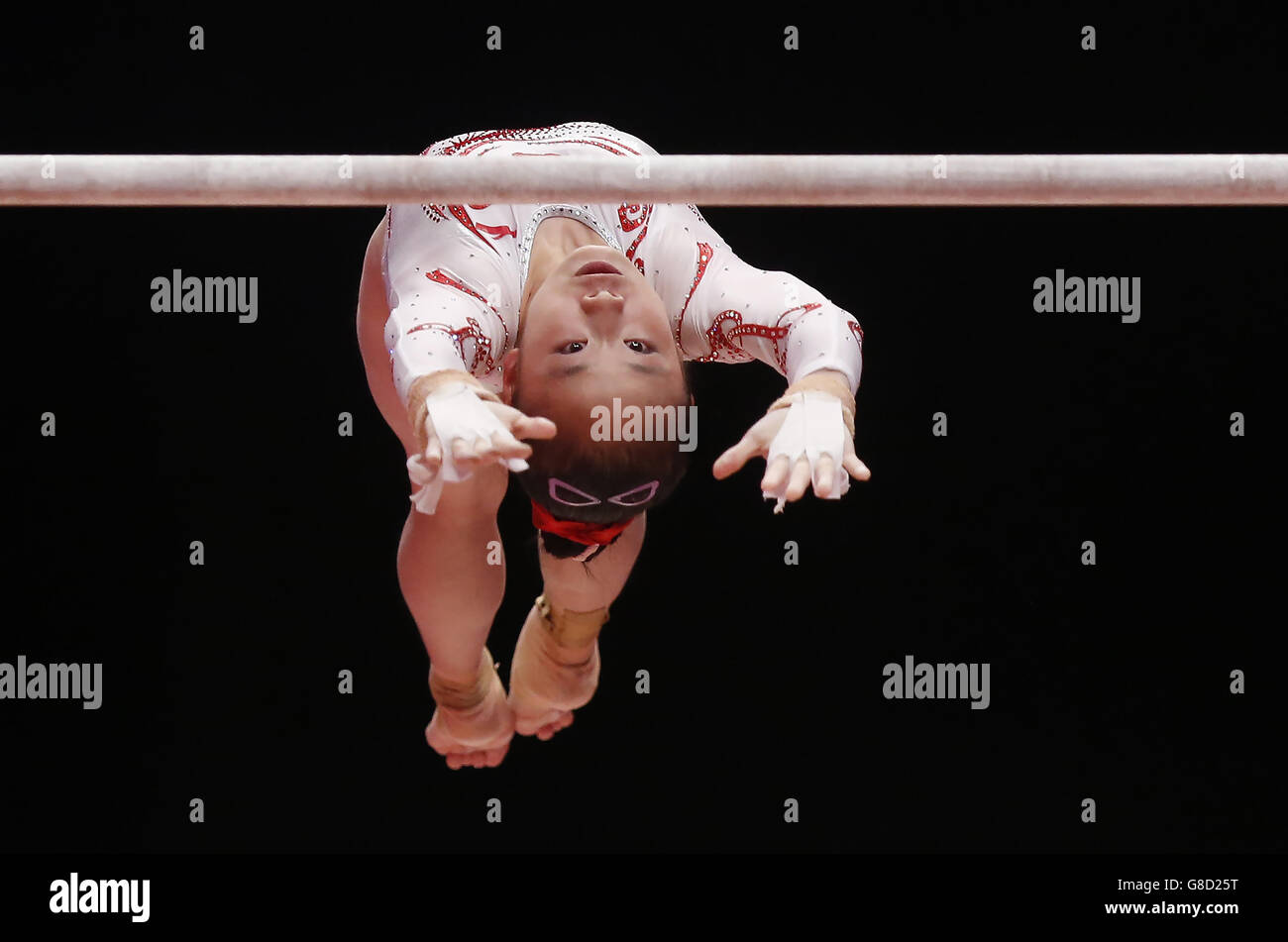 Gymnastik - Weltmeisterschaften 2015 - Tag zwei - das SSE Hydro. Der chinesische Jiaxin Tan tritt am zweiten Tag der Weltmeisterschaften der Gymnastik 2015 bei der SSE Hydro, Glasgow, an den parallelen Riegel an. Stockfoto