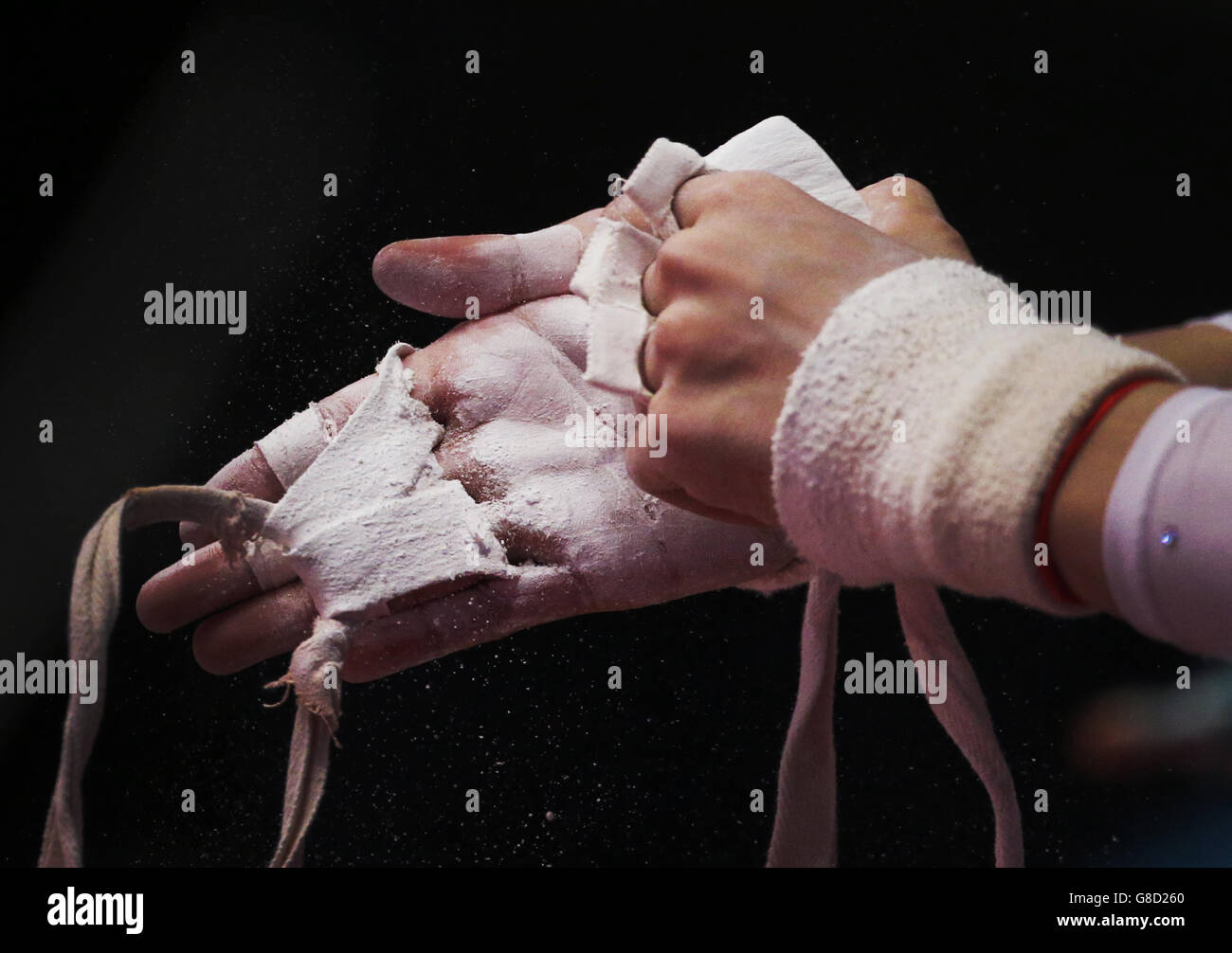 Eine Nahaufnahme von Kreide auf den Händen eines Teilnehmers am zweiten Tag der Weltmeisterschaften der Gymnastik 2015 bei der SSE Hydro, Glasgow. DRÜCKEN SIE VERBANDSFOTO. Bilddatum: Samstag, 24. Oktober 2015. Bildnachweis sollte lauten: Danny Lawson/PA Wire. EINSCHRÄNKUNGEN: Keine kommerzielle Nutzung oder Verbindung ohne vorherige Genehmigung durch den Turner oder dessen Vertreter. Keine Bildsequenzen mit mehr als 5 Bildern pro Sekunde. Weitere Informationen erhalten Sie unter +44 (0)1158 447447. Stockfoto