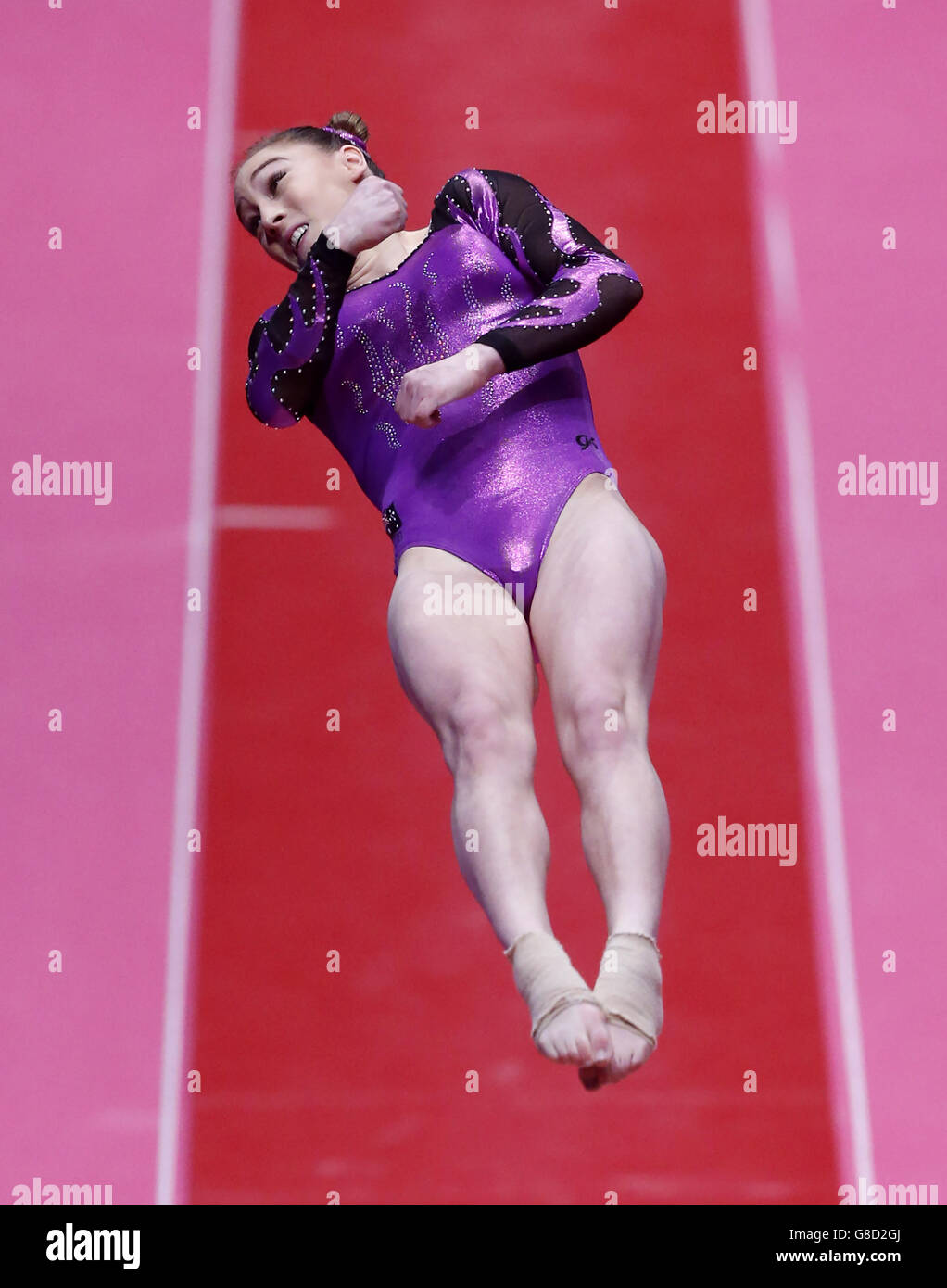 Gymnastik - Weltmeisterschaften 2015 - Tag zwei - das SSE Hydro. Die Australier Emily Little tritt am zweiten Tag der Weltmeisterschaften 2015 beim SSE Hydro in Glasgow am Vault Table an. Stockfoto