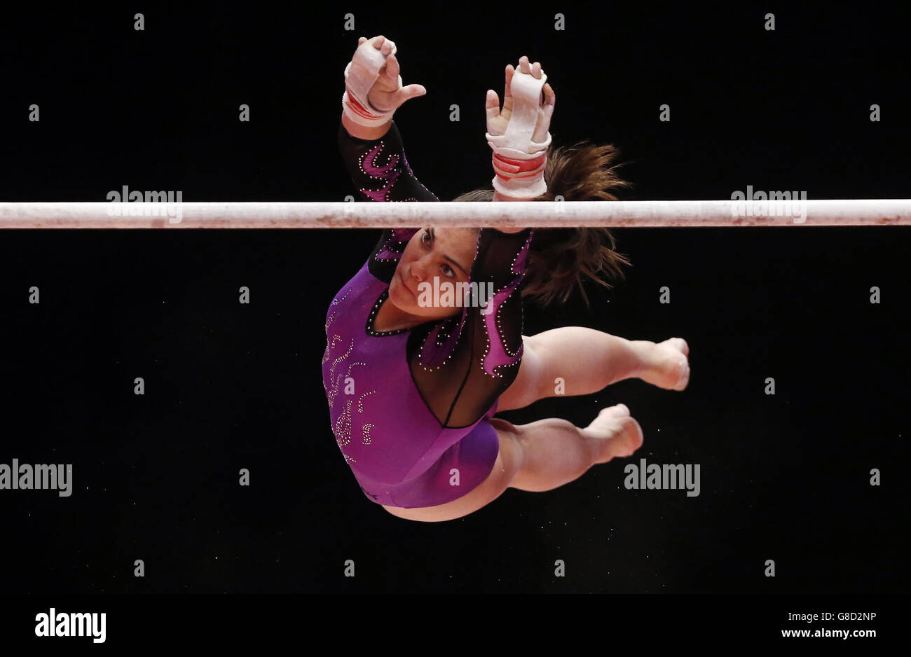 Der australische Georgia Godwin tritt am zweiten Tag der 2015 World Gymnastic Championships im SSE Hydro, Glasgow, an den Parallelbarren an. Stockfoto