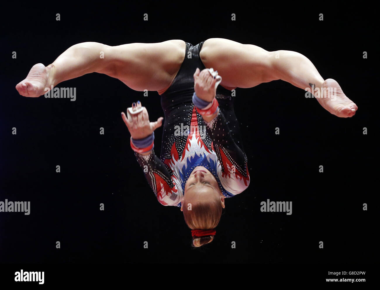 Der französische Marine Brevet tritt am zweiten Tag der Weltmeisterschaften der Gymnastik 2015 bei der SSE Hydro, Glasgow, an den parallelen Riegel an. Stockfoto
