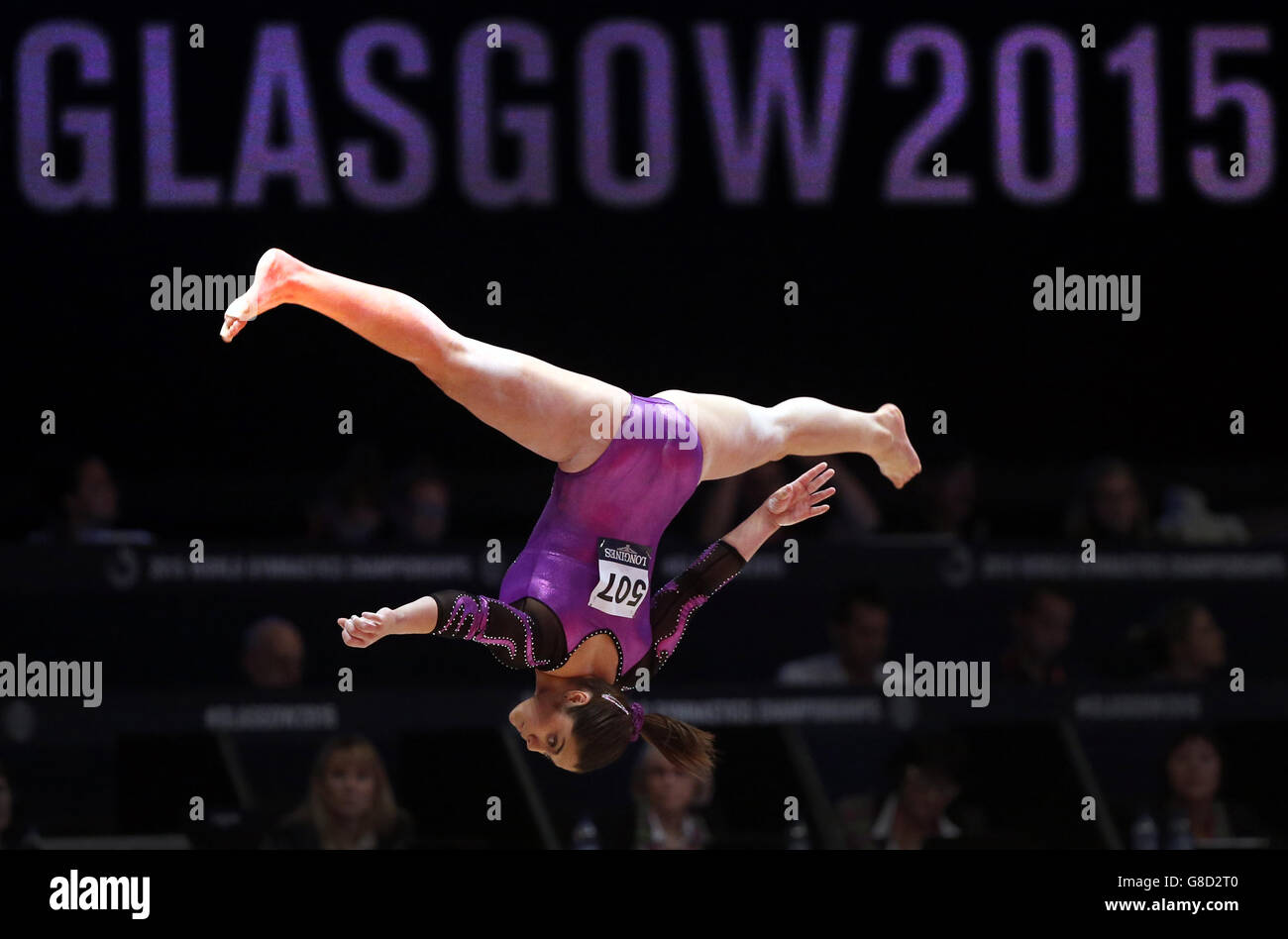 Gymnastik - Weltmeisterschaften 2015 - Tag zwei - das SSE Hydro. Der Australier Georgia Godwin tritt am zweiten Tag der Weltmeisterschaften im Gymnastik-Bereich 2015 beim SSE Hydro, Glasgow, auf dem Balance Beam an. Stockfoto