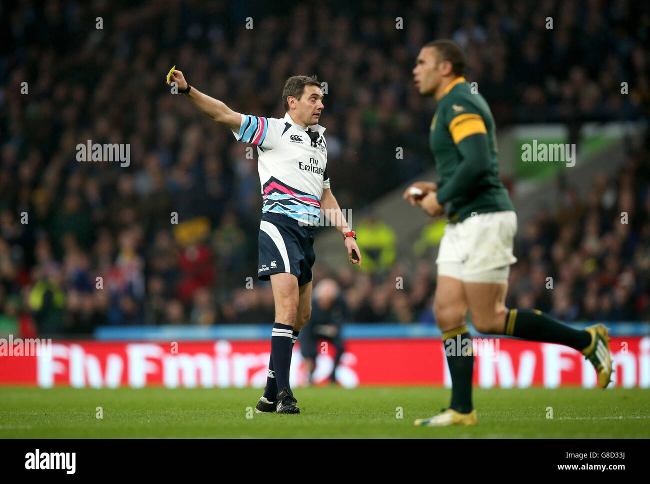 Schiedsrichter Jerome Garces zeigt, wie er eine Entscheidung während der Rugby-Weltmeisterschaft trifft, Halbfinale im Twickenham Stadium, London. DRÜCKEN Sie VERBANDSFOTO. Bilddatum: Samstag, 24. Oktober 2015. Siehe PA Story RUGBYU Südafrika. Bildnachweis sollte lauten: Mike Egerton/PA Wire. Stockfoto