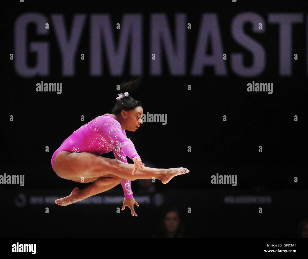 Gymnastik - Weltmeisterschaften 2015 - Tag zwei - das SSE Hydro. Die US-Amerikanerin Simone Biles tritt am zweiten Tag der Weltgymnastik-Weltmeisterschaften 2015 beim SSE Hydro in Glasgow am Balance Beam an. Stockfoto