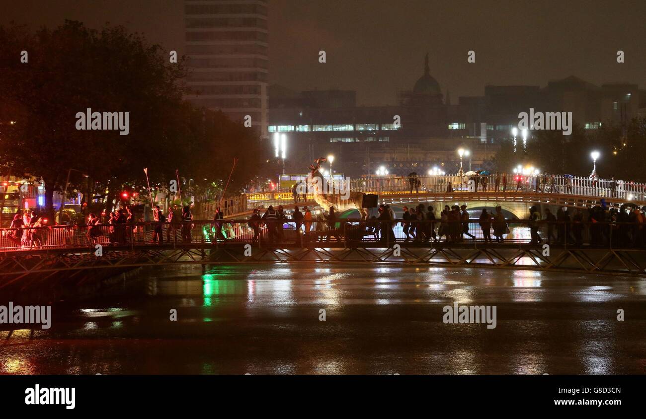 Darsteller der MacnasGruppe besuchen die Straßen Dublins im Rahmen des