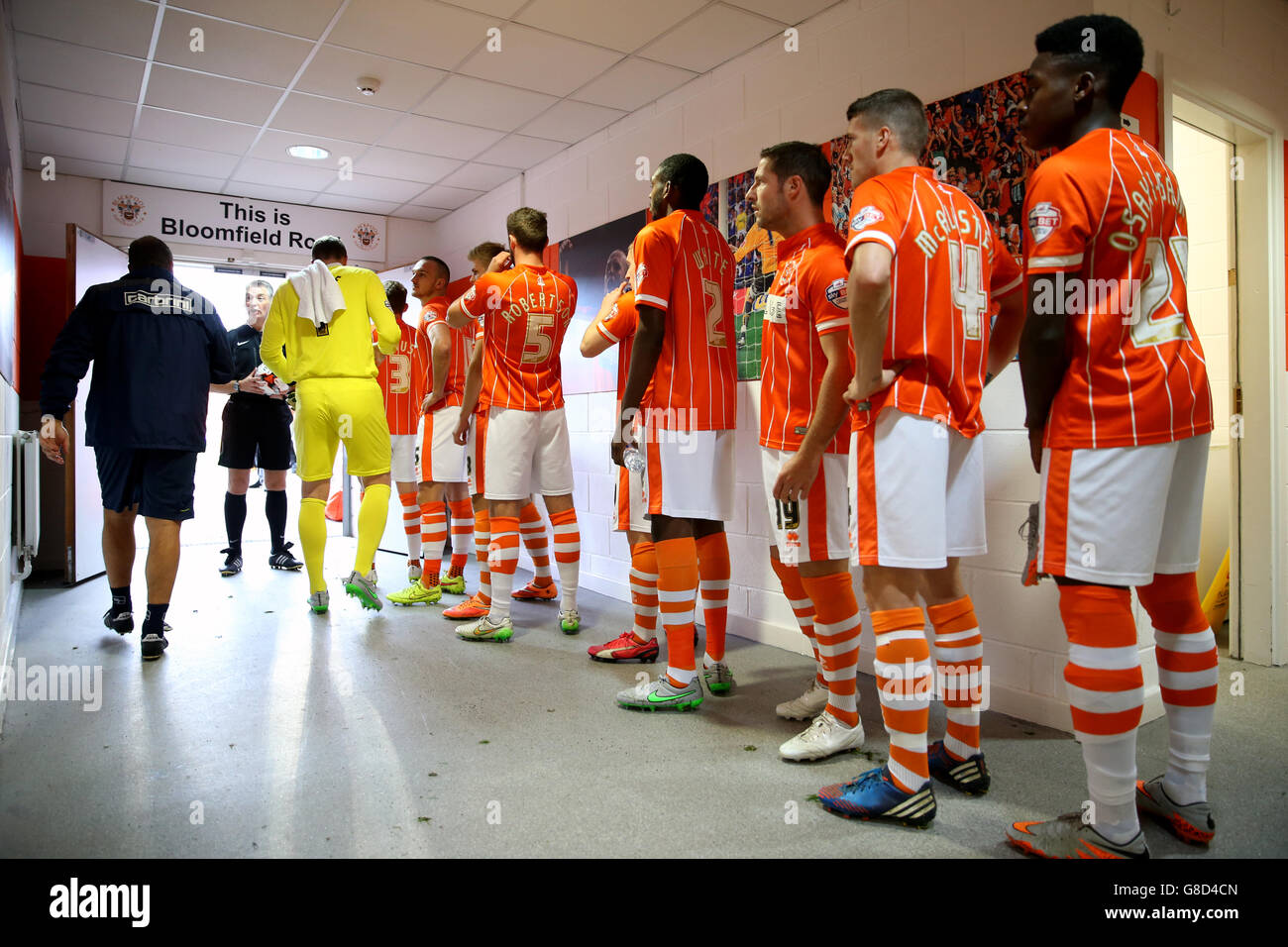 Soccer - Sky Bet League One - Blackpool / Crewe Alexandra - Bloomfield Road. Blackpool-Spieler warten im Tunnel, bevor sie zum Start des Spiels ausgehen Stockfoto