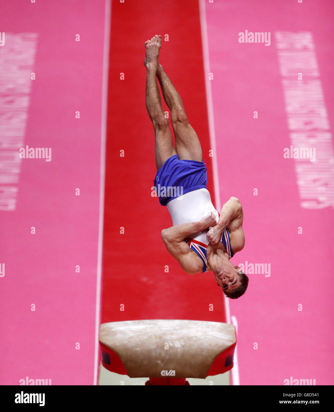 Der britische Max Whitlock tritt am 6. Tag der Weltmeisterschaften der Gymnastik 2015 beim SSE Hydro in Glasgow am Vault Table an. DRÜCKEN SIE VERBANDSFOTO. Bilddatum: Mittwoch, 28. Oktober 2015. Bildnachweis sollte lauten: Danny Lawson/PA Wire. EINSCHRÄNKUNGEN: Keine kommerzielle Nutzung oder Verbindung ohne vorherige Genehmigung durch den Turner oder dessen Vertreter. Keine Bildsequenzen mit mehr als 5 Bildern pro Sekunde. Weitere Informationen erhalten Sie unter +44 (0)1158 447447. Stockfoto