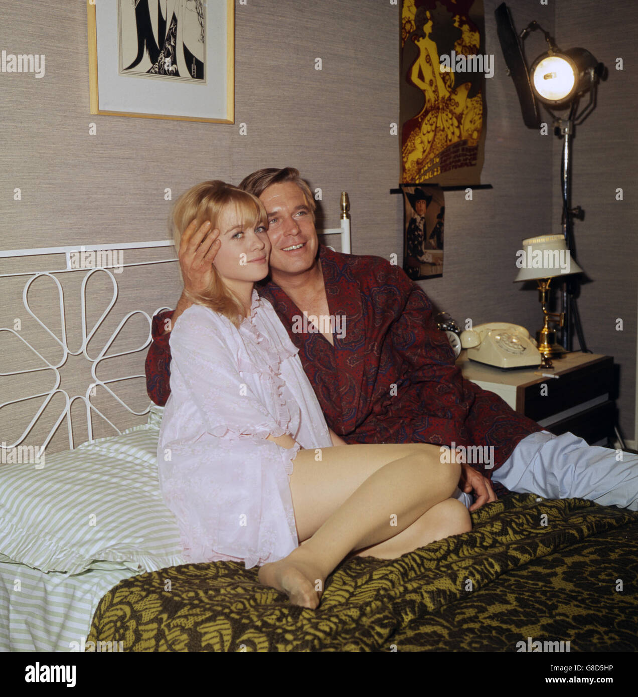 Der amerikanische Schauspieler George Peppard mit der britischen Schauspielerin Judy Geeson filmt eine Szene aus dem Film "The Executioner", der in London, Athen und Korfu gedreht wird. Stockfoto