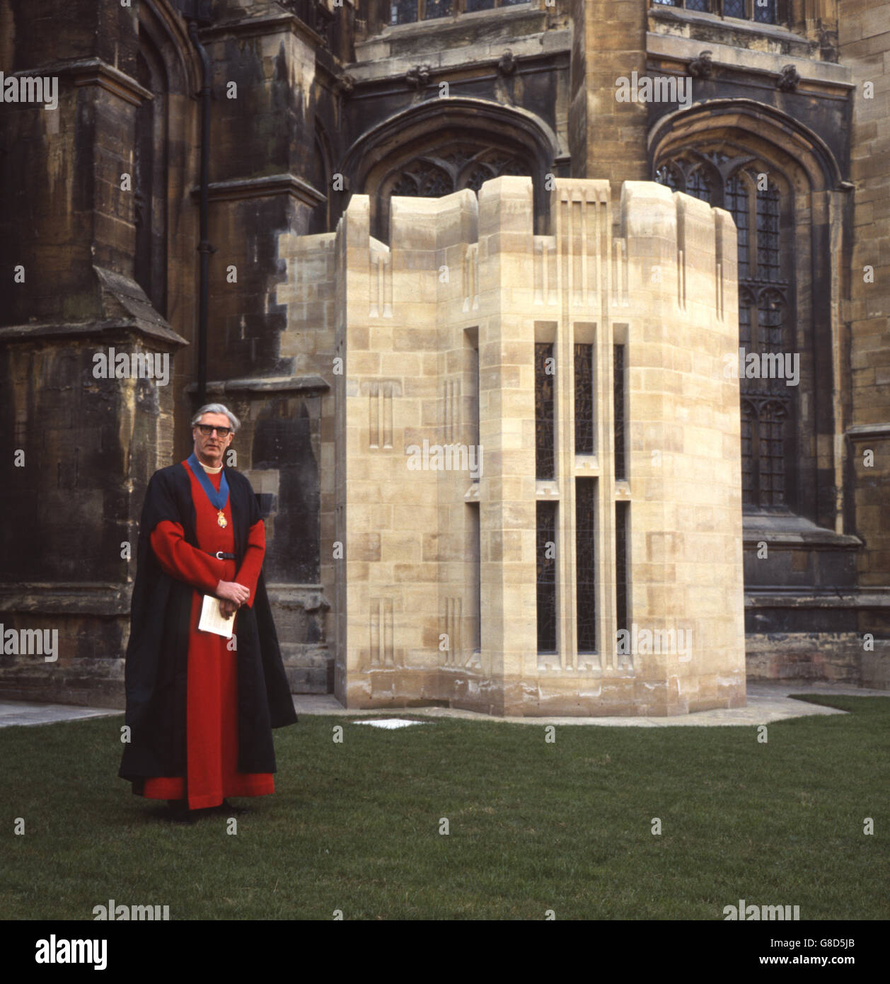 Reverend Robert Woods, Dekan von Windsor, vor der St. George's Chapel in Windsor Castle, Berkshire. Das hellere Gebäude (im Vordergrund), das auf St. George's gebaut ist, ist die King George VI Memorial Chapel, die in Anwesenheit der Königin eingeweiht wird. Die neue Kapelle wurde zu St. George's als Denkmal für König Georg VI. Und seine Ruhestätte hinzugefügt. Stockfoto Reverend Robert Woods, Dekan von Windsor, vor der St. George's Chapel in Windsor Castle, Berkshire. Das hellere Gebäude (im Vordergrund), das auf St. George's gebaut ist, ist die King George VI Memorial Chapel, die in Anwesenheit der Königin eingeweiht wird. Die neue Kapelle wurde zu St. George's als Denkmal für König Georg VI. Und seine Ruhestätte hinzugefügt. Stockfoto