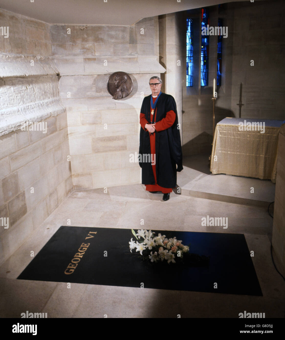 Reverend Robert Woods, Dekan von Windsor, befindet sich in der kleinen King George VI Memorial Chapel, der letzten Ruhestätte des Königs. Die Kapelle ist an der St. George's Chapel in Windsor gebaut. Stockfoto Reverend Robert Woods, Dekan von Windsor, befindet sich in der kleinen King George VI Memorial Chapel, der letzten Ruhestätte des Königs. Die Kapelle ist an der St. George's Chapel in Windsor gebaut. Stockfoto